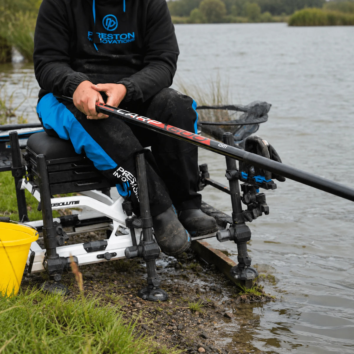 Preston Dura Carp 600 vastgehouden door een zittende visser