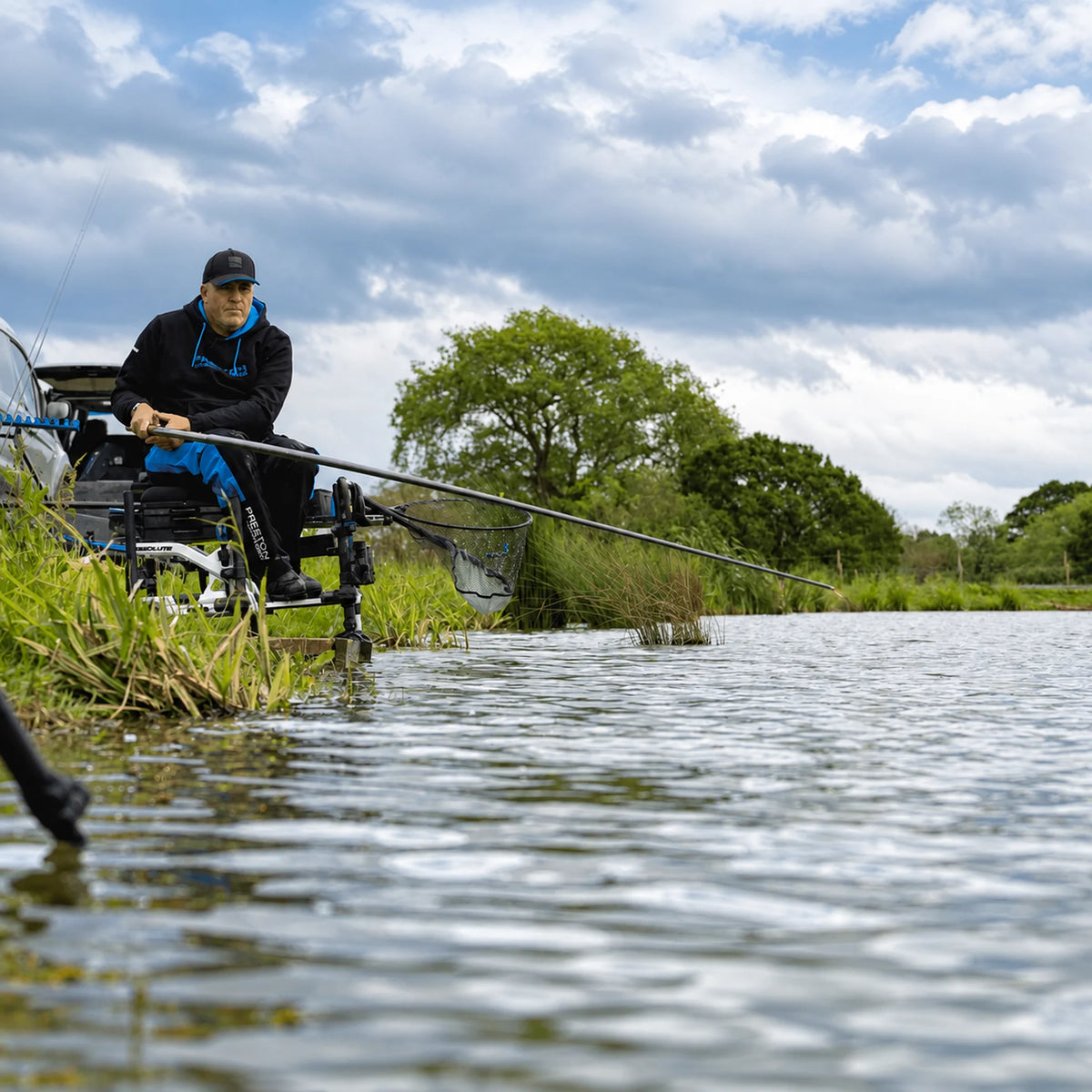 Preston Dura Carp 600 tijdens het landen van een vis