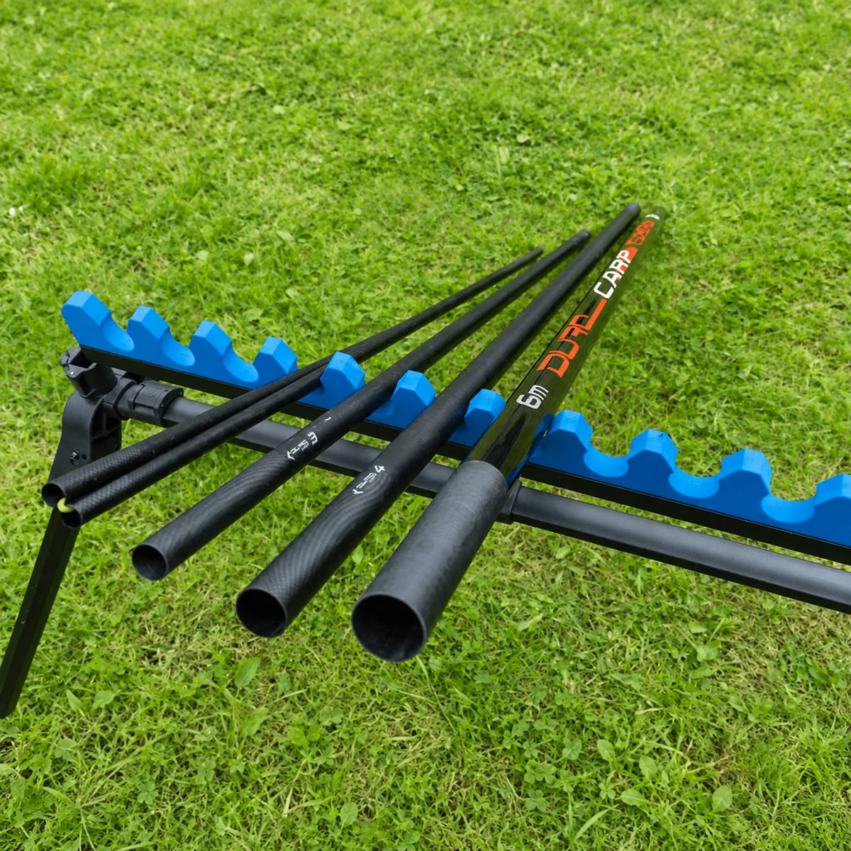 Preston Dura Carp 600 hengeldelen op een blauwe hengelsteun
