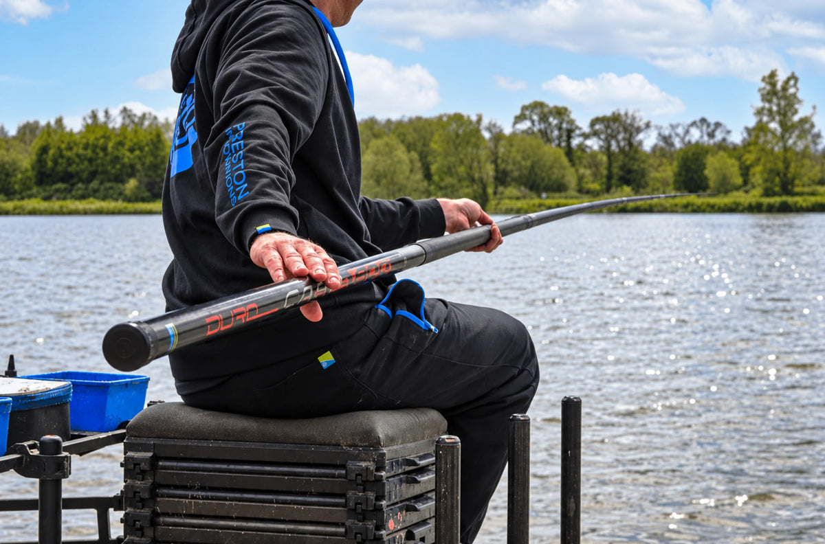 Preston Dura Carp 800 kanthengel vastgehouden aan de waterkant