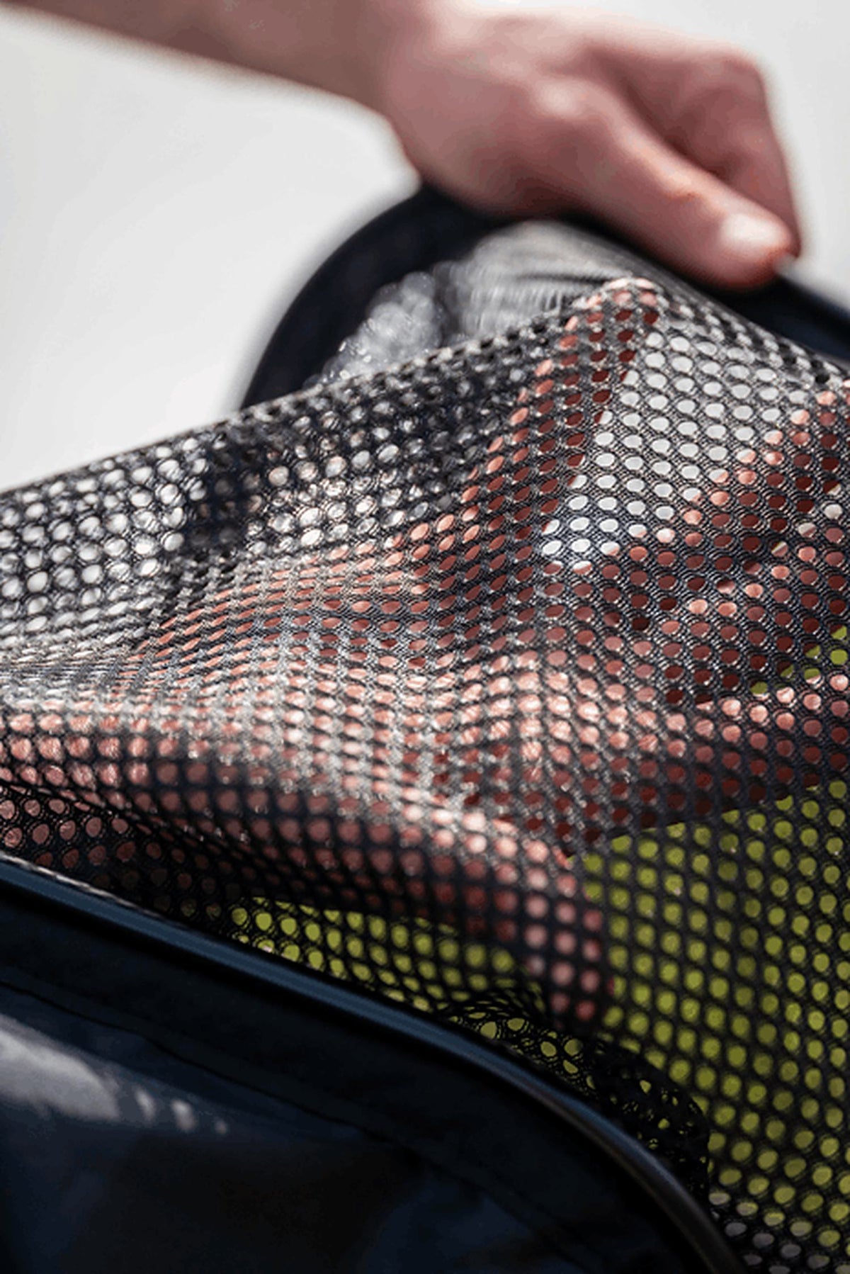 Preston Dura Keepnets leefnet – close-up van geweven gaas en netrand met de hand achter het net
