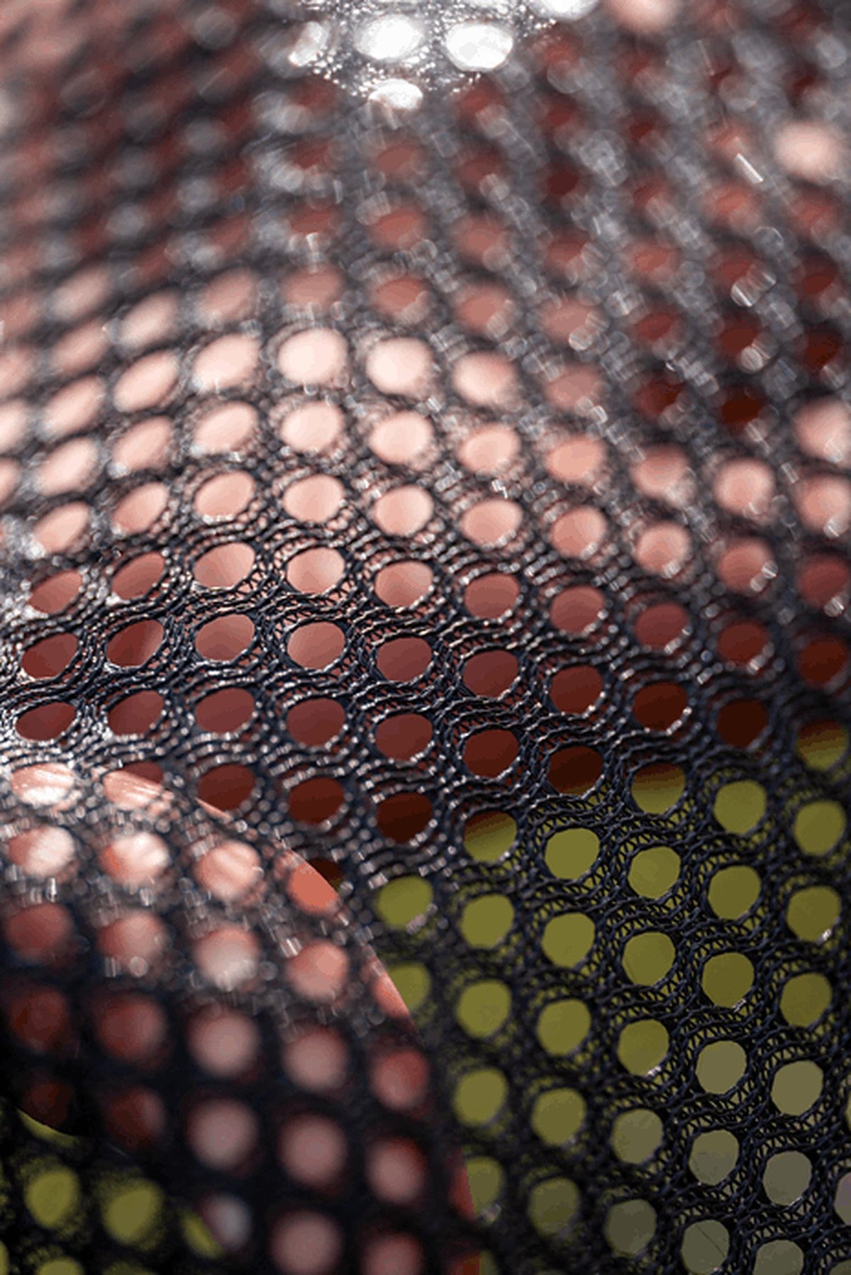 Preston Dura Keepnets leefnet – detail van de geweven draden en ronde gaasopeningen met hand erachter