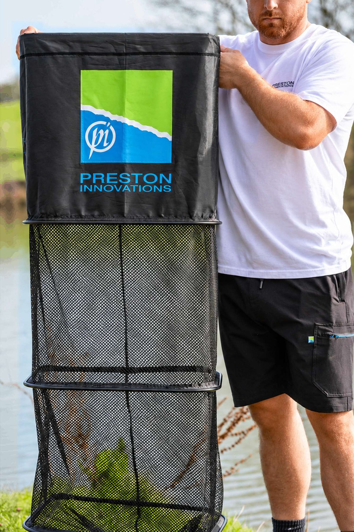 Preston Dura Keepnets leefnet – visser toont het rechtopstaande net met twee zichtbare gaassecties