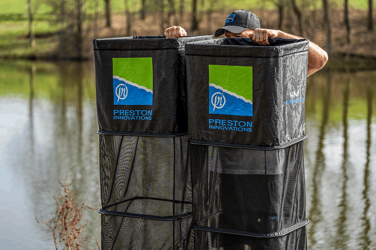 Preston Dura Keepnets leefnetten – visser toont twee netten met logo’s naast elkaar aan de waterkant