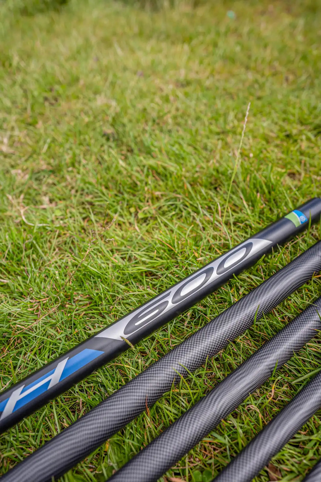 Preston Dura Match Poles – 600 van 6 meter – hengeldelen met Dura Match-opdruk op het gras