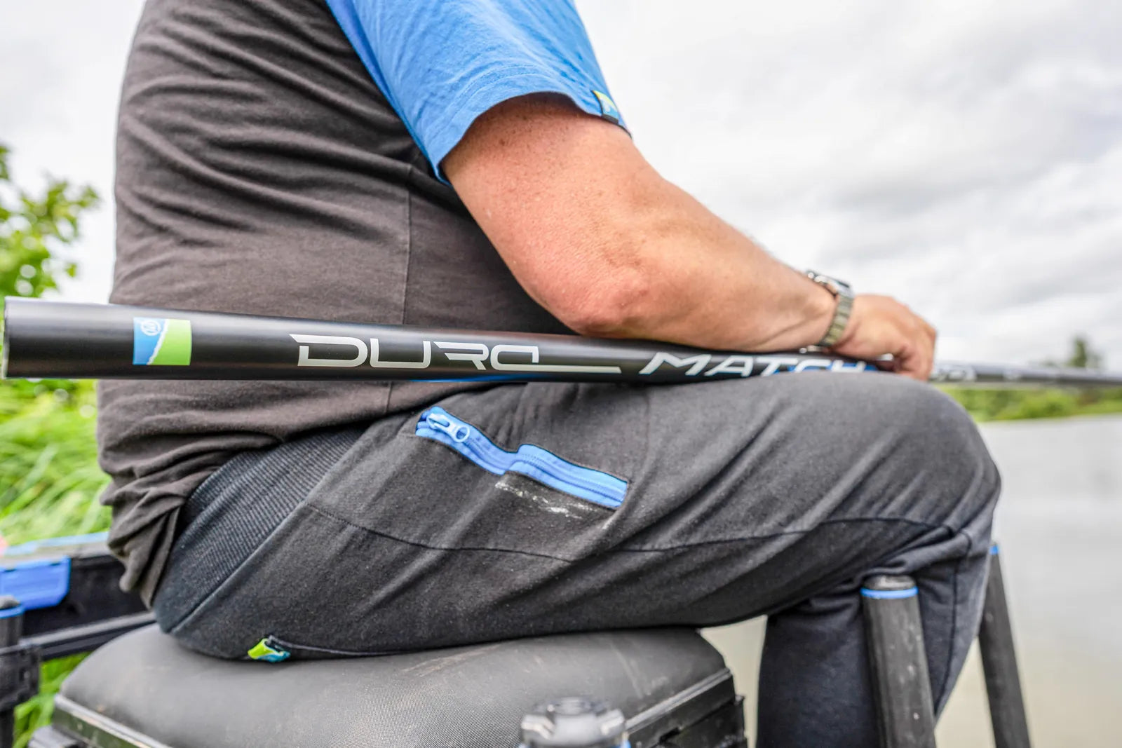 Preston Dura Match Poles – 600 van 6 meter – handdeel in gebruik door de visser