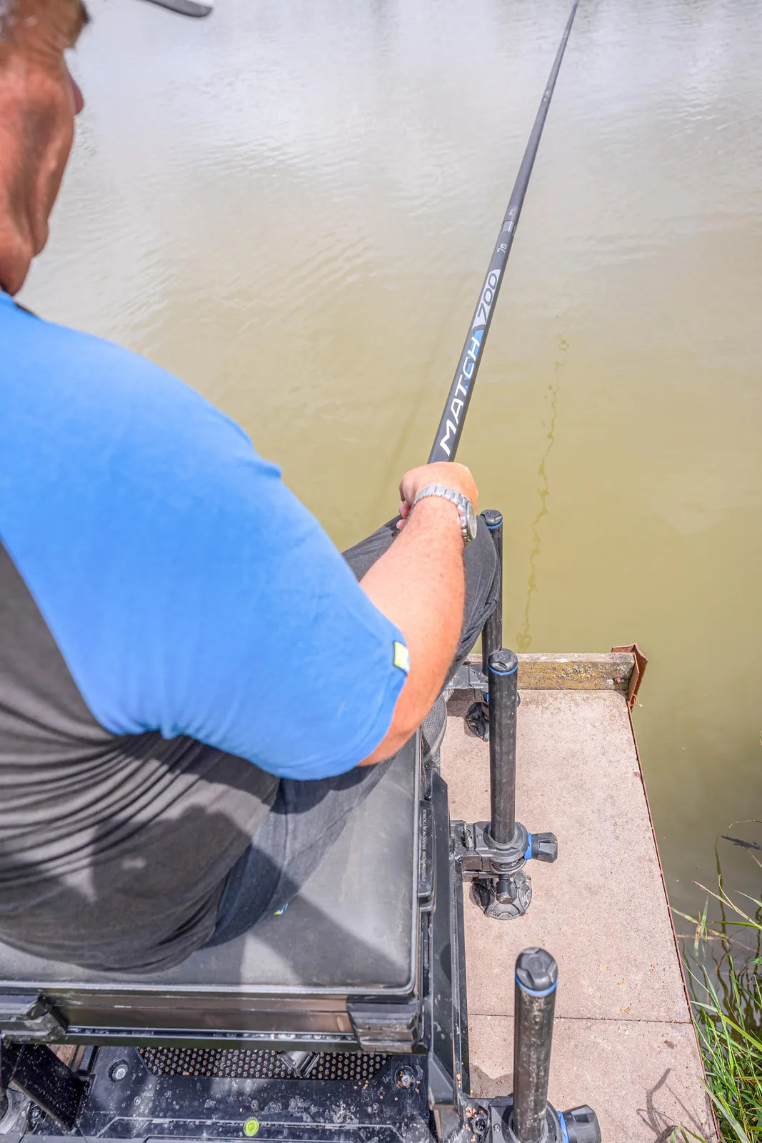 Preston Dura Match Poles – 700 van 7 meter – gebogen hengel in gebruik aan het water