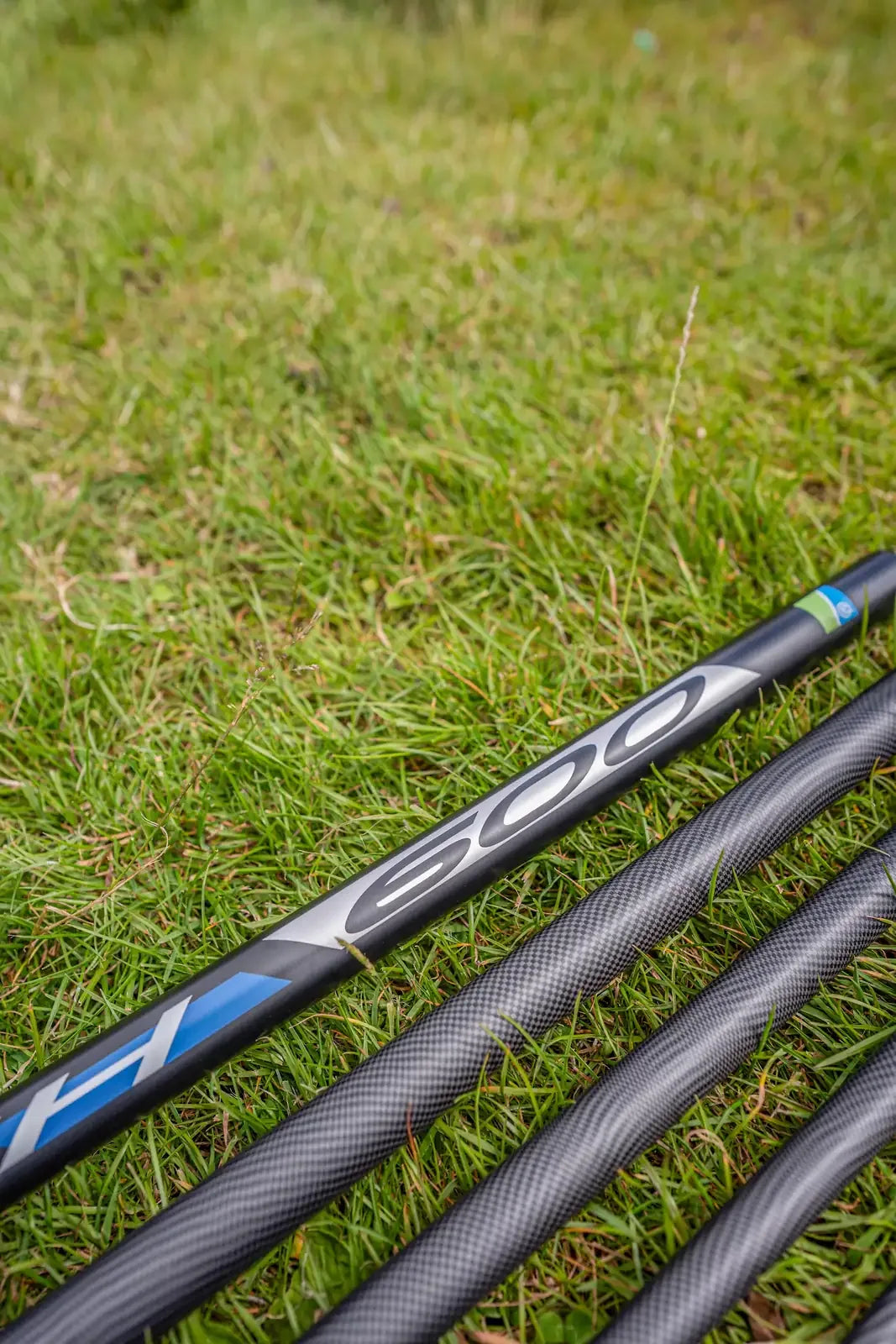 Preston Dura Match Top 3 Kit – hengeldelen met Dura Match-opdruk op het gras