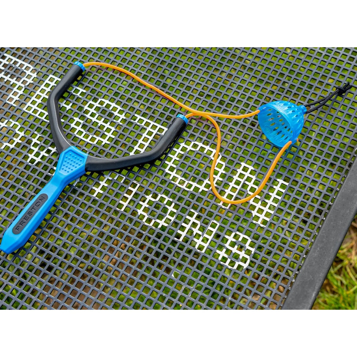 Preston Dura Slip Catapults – Light/Medium en Medium/Heavy op zijtafel