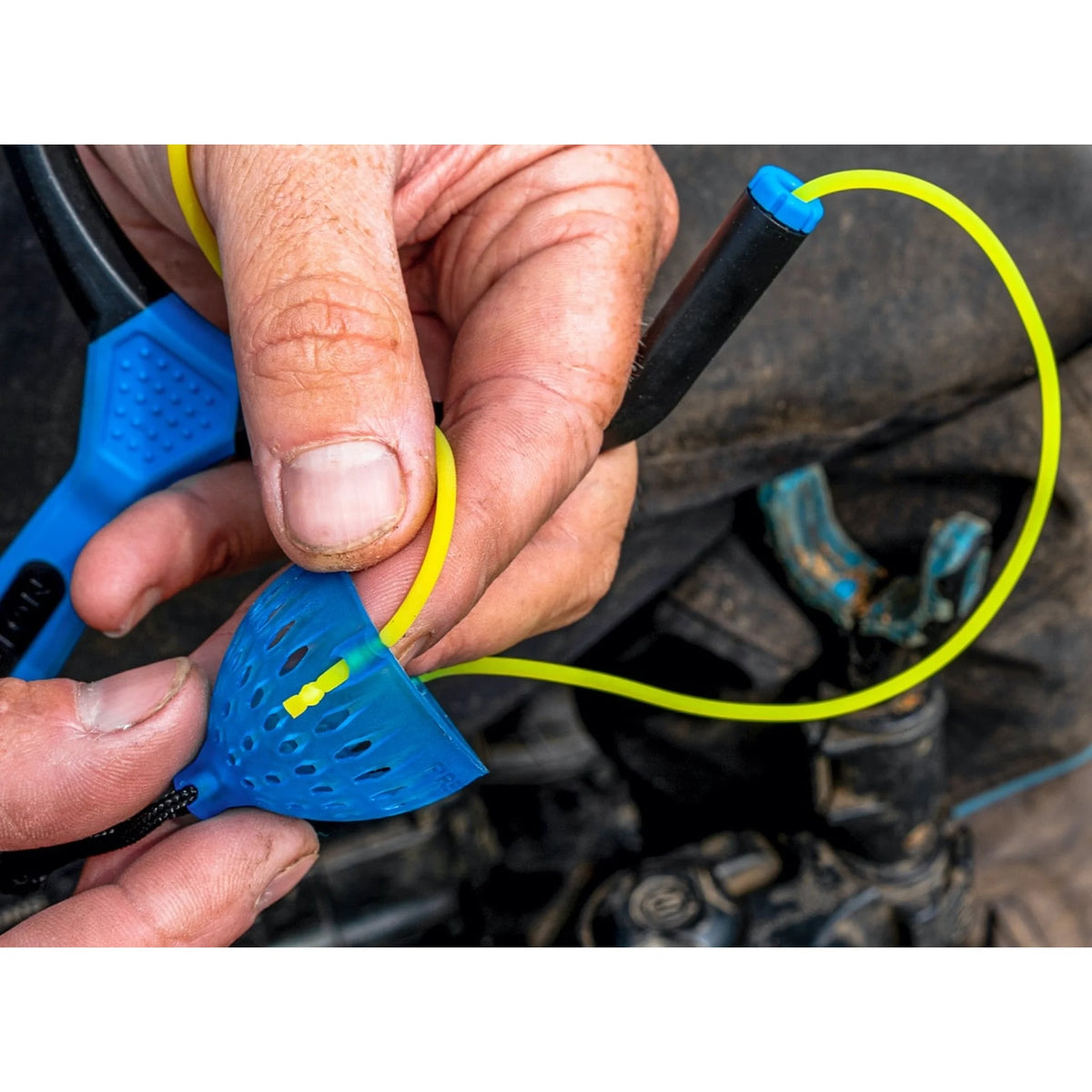 Preston Dura Slip Catapult – geel elastiek aan de voerpouch bevestigen
