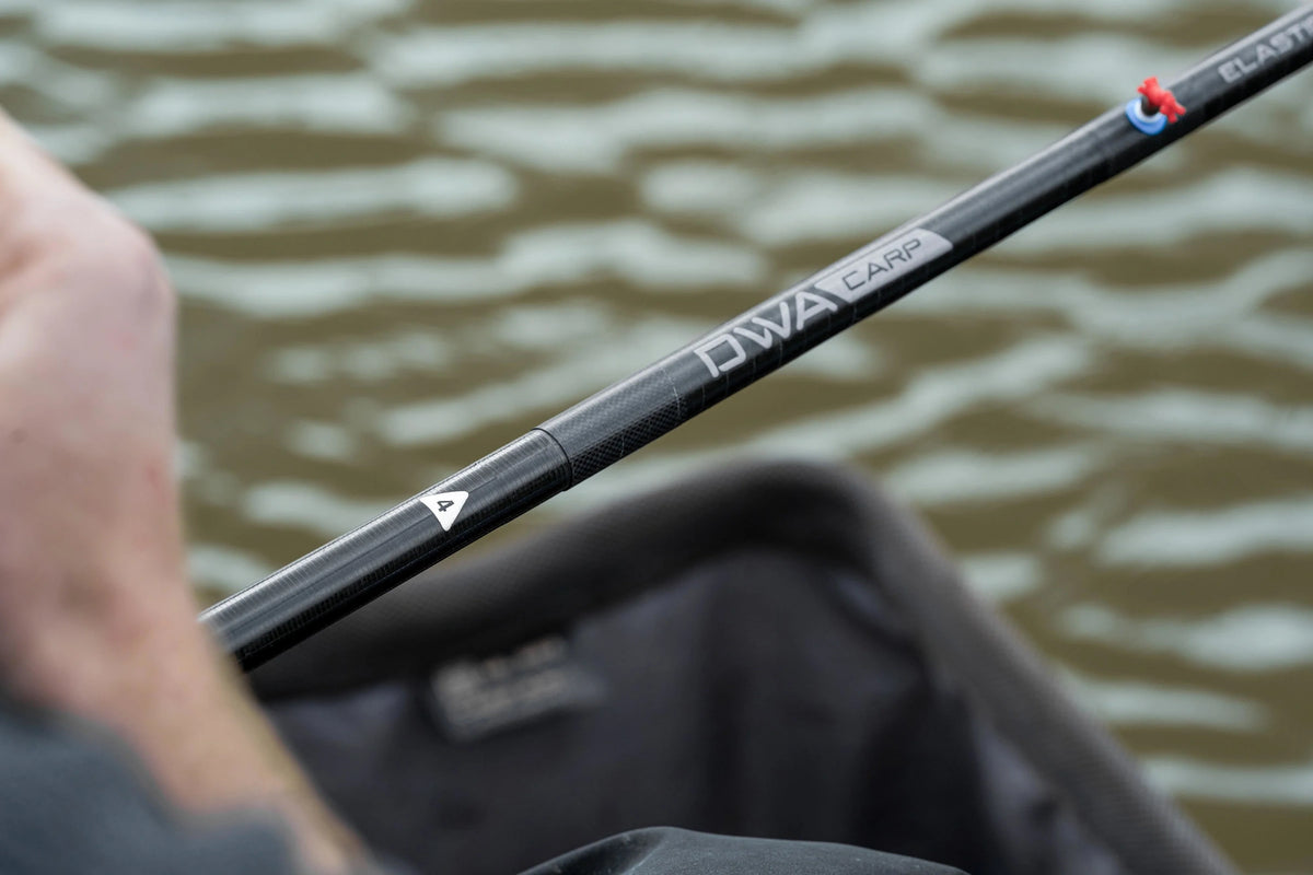 Preston DWA Kits Carp-topset boven het water, met carbon aansluiting, DWA CARP-opdruk en rode stopper bij de Roller Pulla-opening