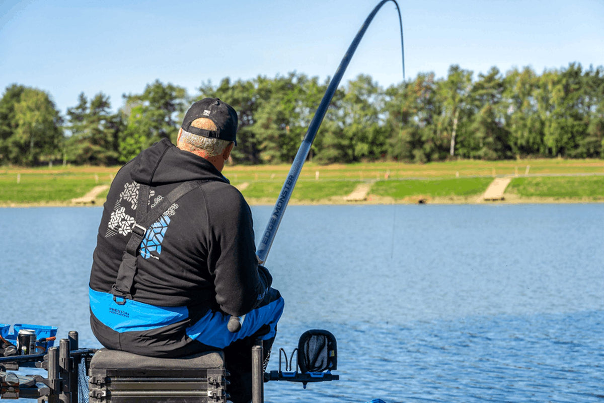 Preston Edge Monster Margin 11m – nabij achteraanzicht van de visser met steil gebogen hengel