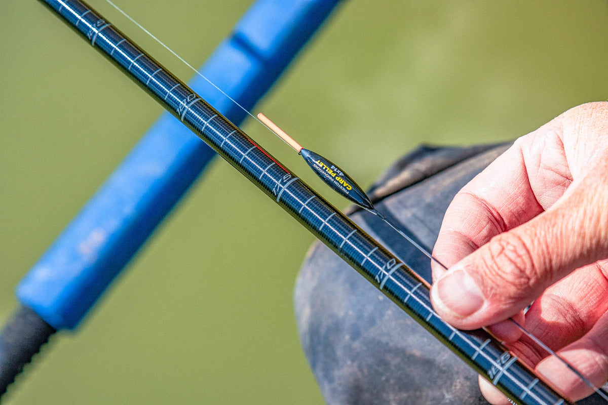 Dobbermontage langs de dieptemarkeringen op een donkere Preston Euro Carp-topkit