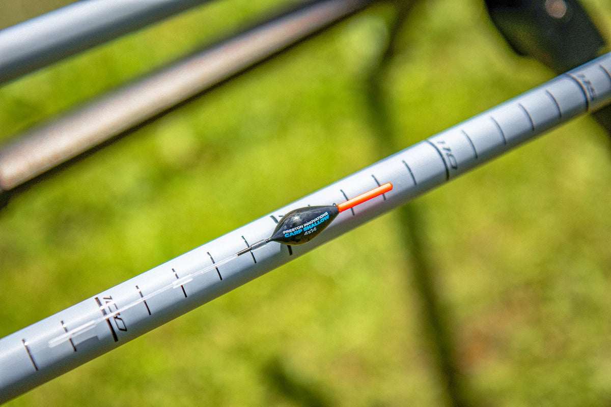 Dobber en centimetermarkeringen langs een grijze Preston Euro Carp-topkit