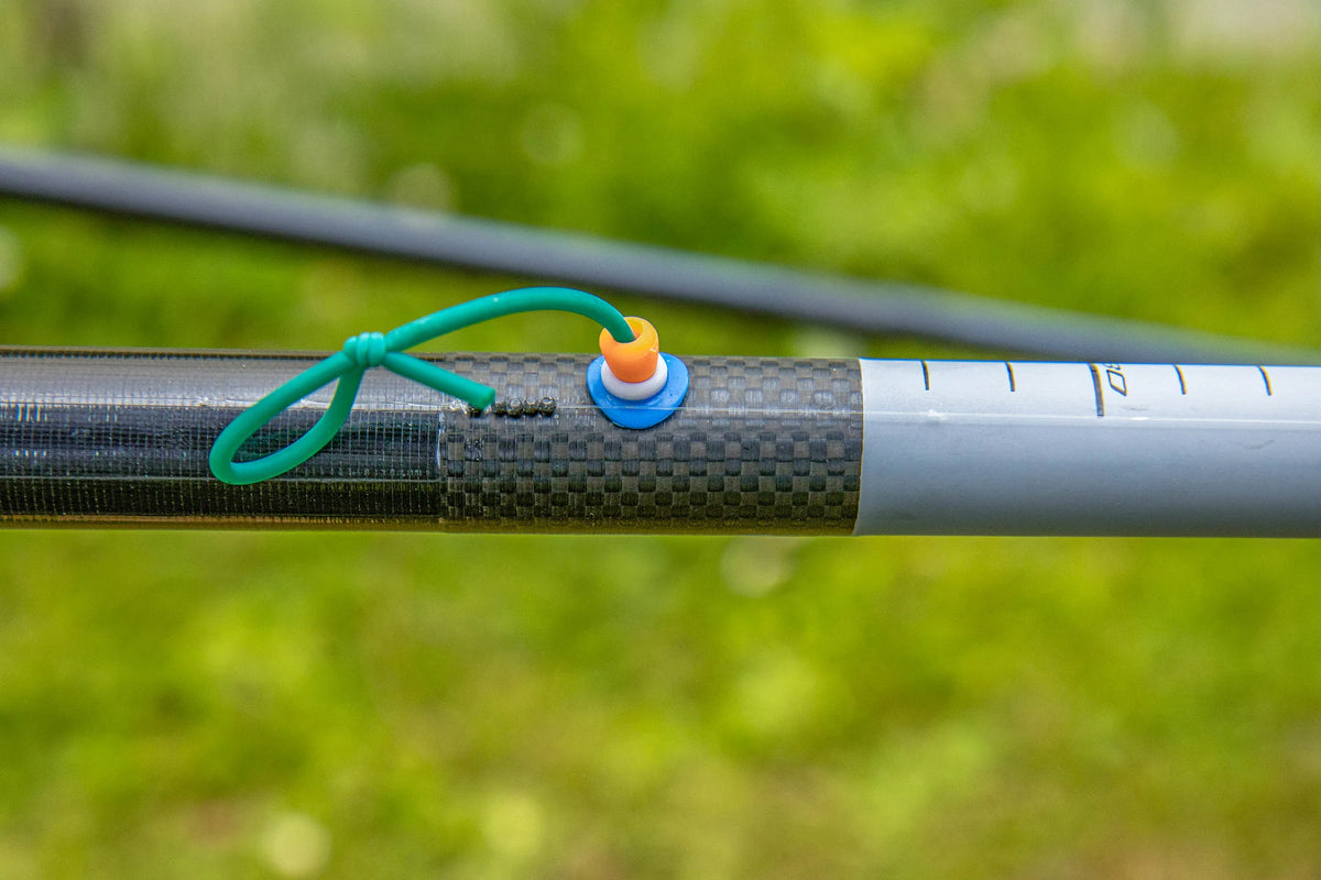 Roller Pulla met groene elastieklus en blauwe bevestiging op een grijze Euro Carp-topkit
