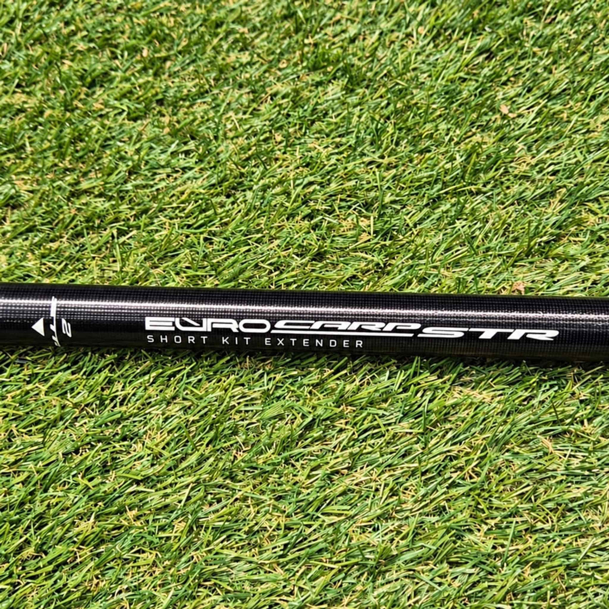 Preston Euro Carp STR Short Kit Extender met modelopdruk en uitlijnmarkering op gras