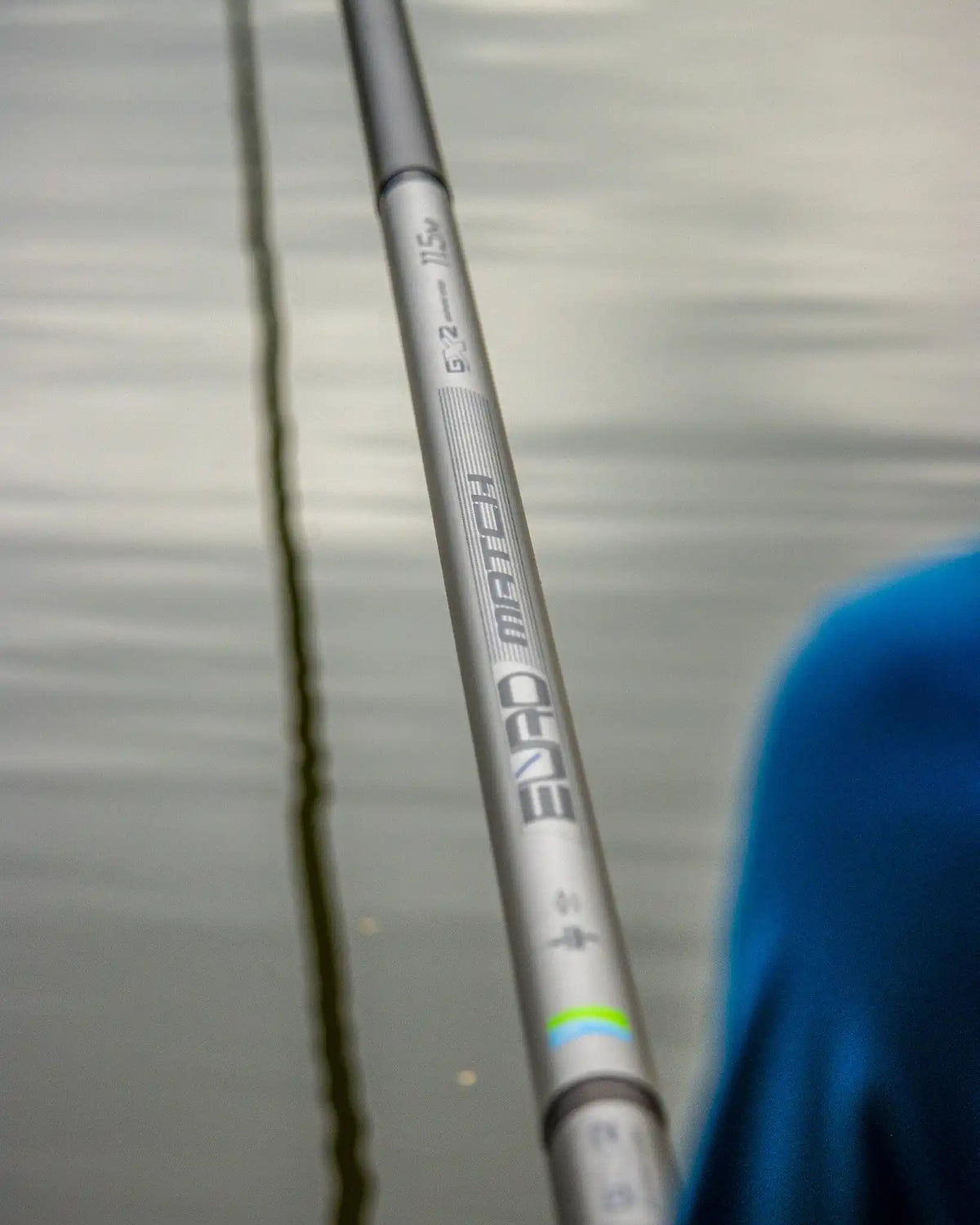Preston Euro Match GX2 13 m - logo en blank aan het water