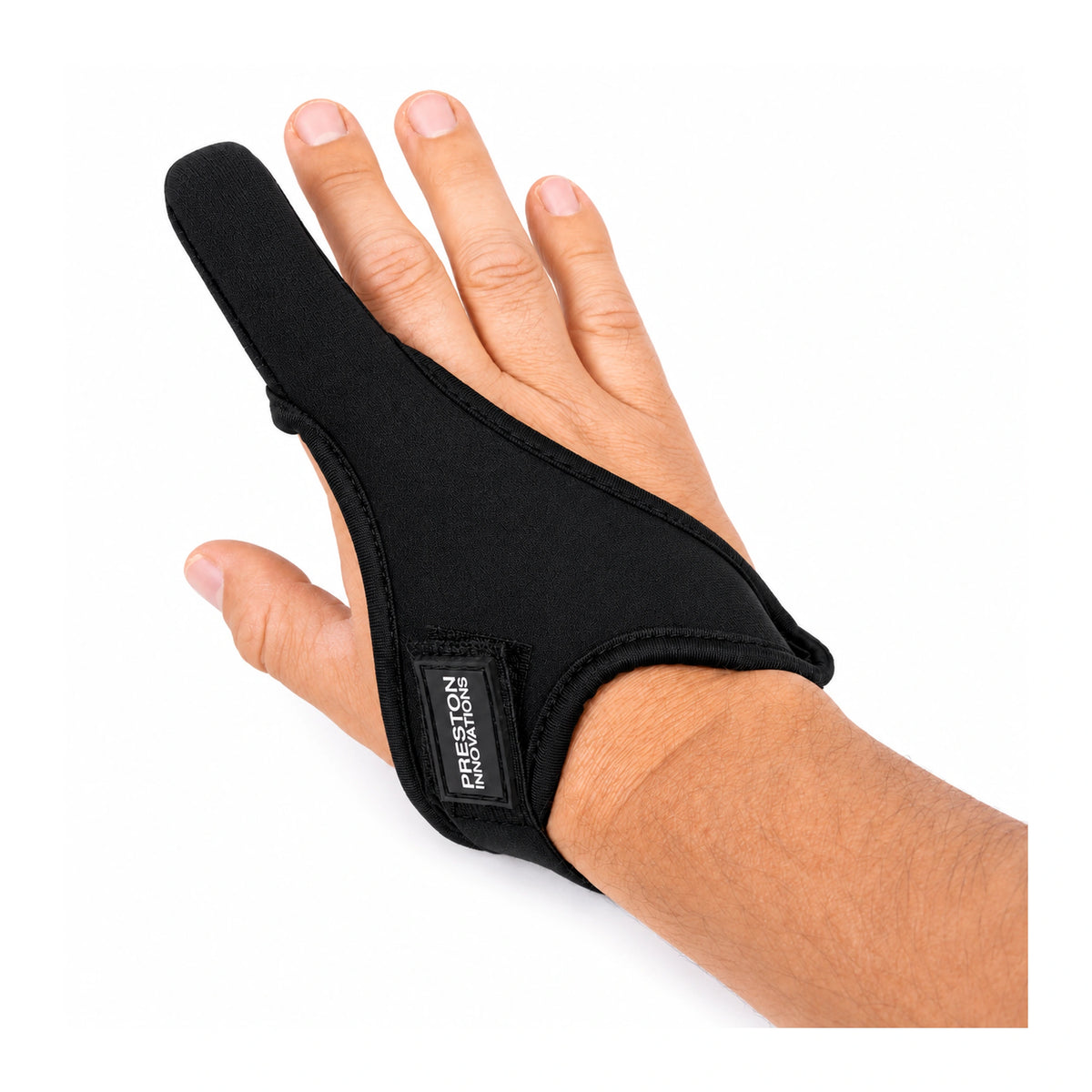Preston Extremity Finger Stall P0220199 gedragen op een hand, met zwarte vingerbescherming en Preston Innovations-polsetiket