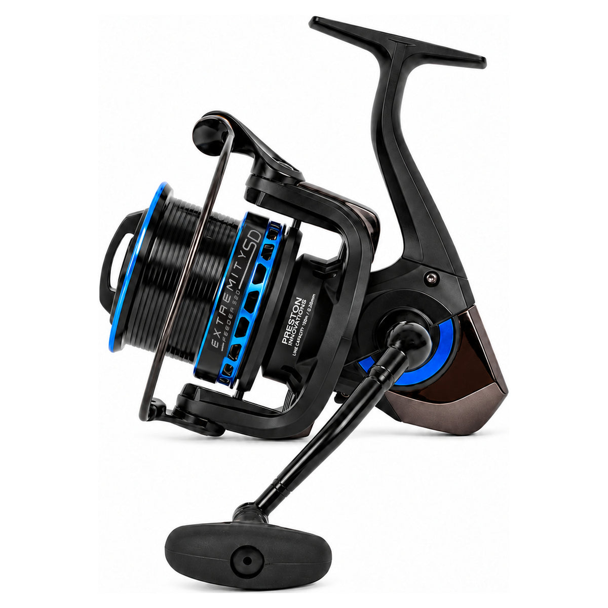 Preston Extremity SD 520 feedermolen met brede zwarte spoel, blauwe details en enkele slinger