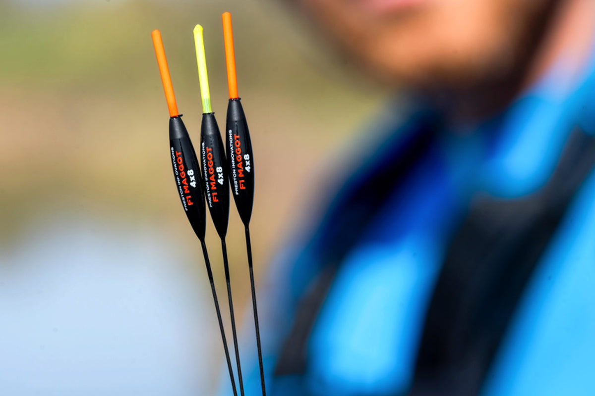 Drie Preston F1 Maggot 4x8 dobbers met rode en gele antennes bij de visser