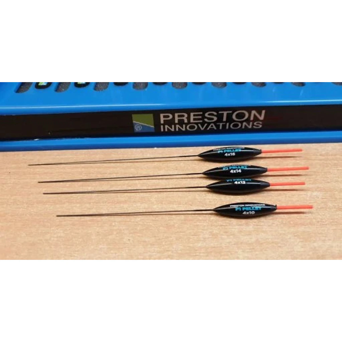 Vier Preston F1 Pellet Pole Float dobbers met rood antennetopje op houten ondergrond