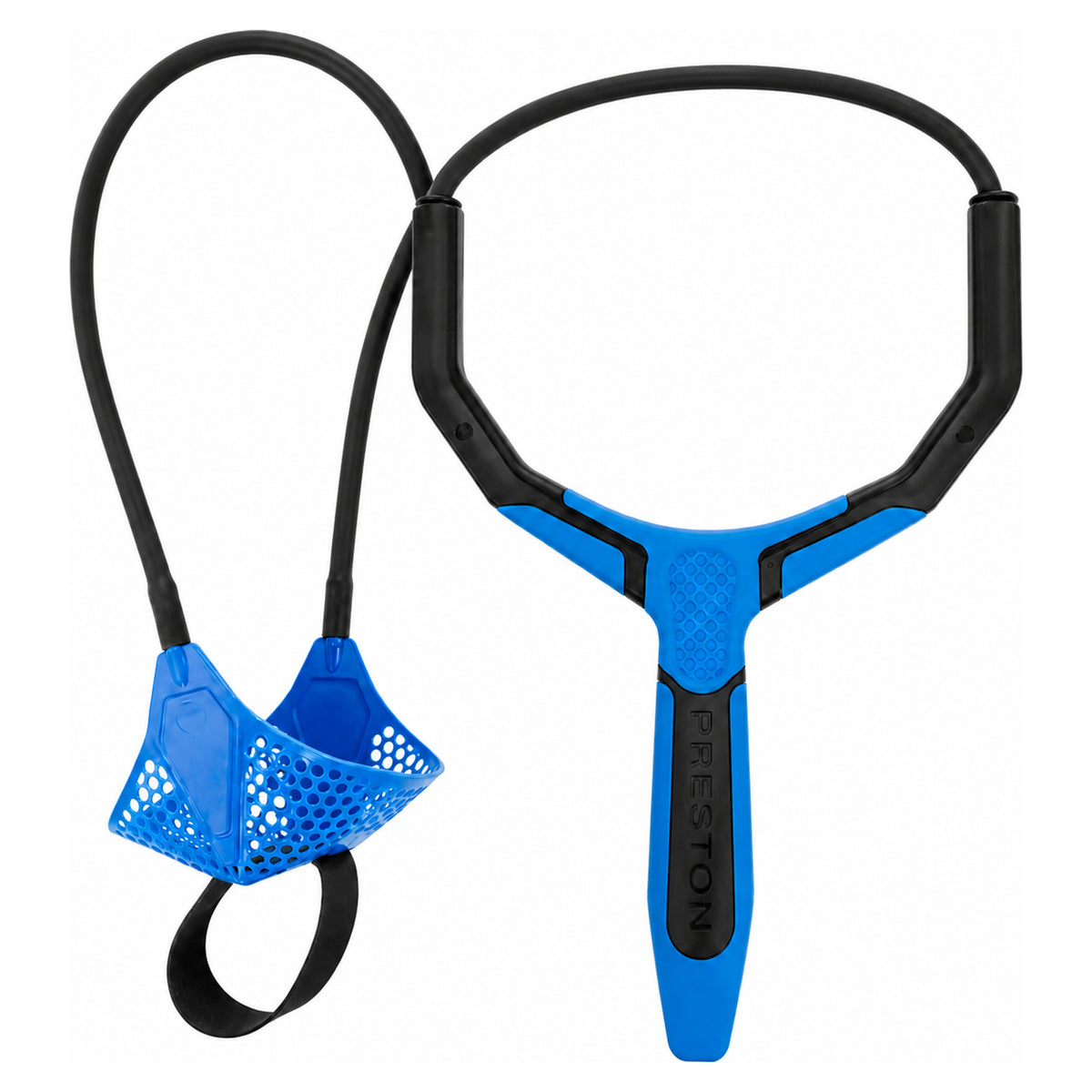Preston Groundbait Catapult met blauwe greep, blauwe pouch en zwarte elastieken op een witte achtergrond