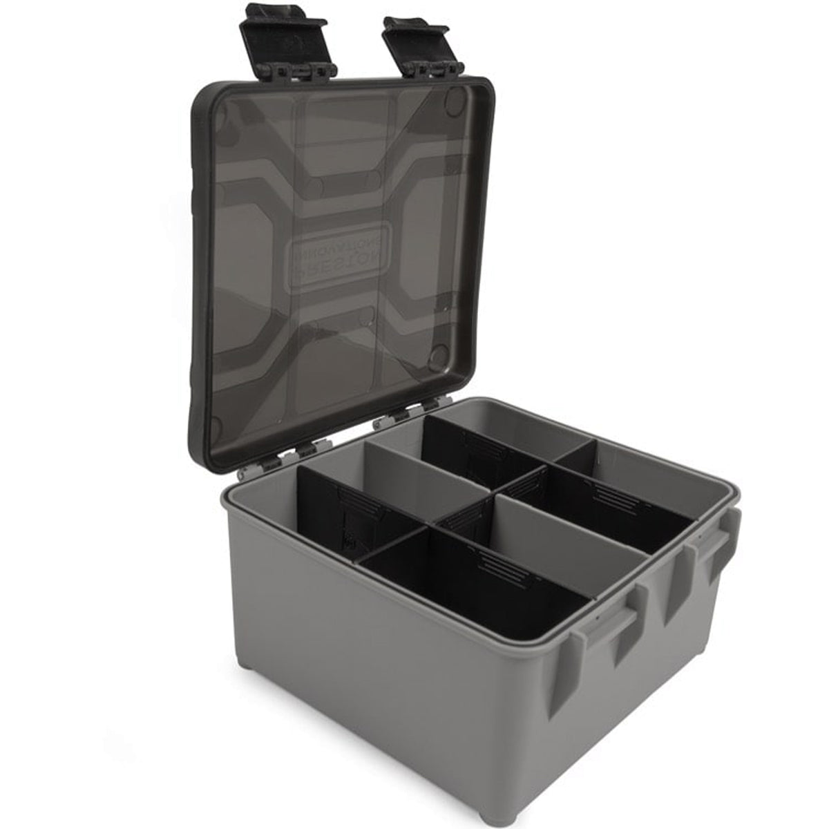 Preston Hardcase Accessory Box XL – geopende accessoiredoos schuin van voren met vakverdeling