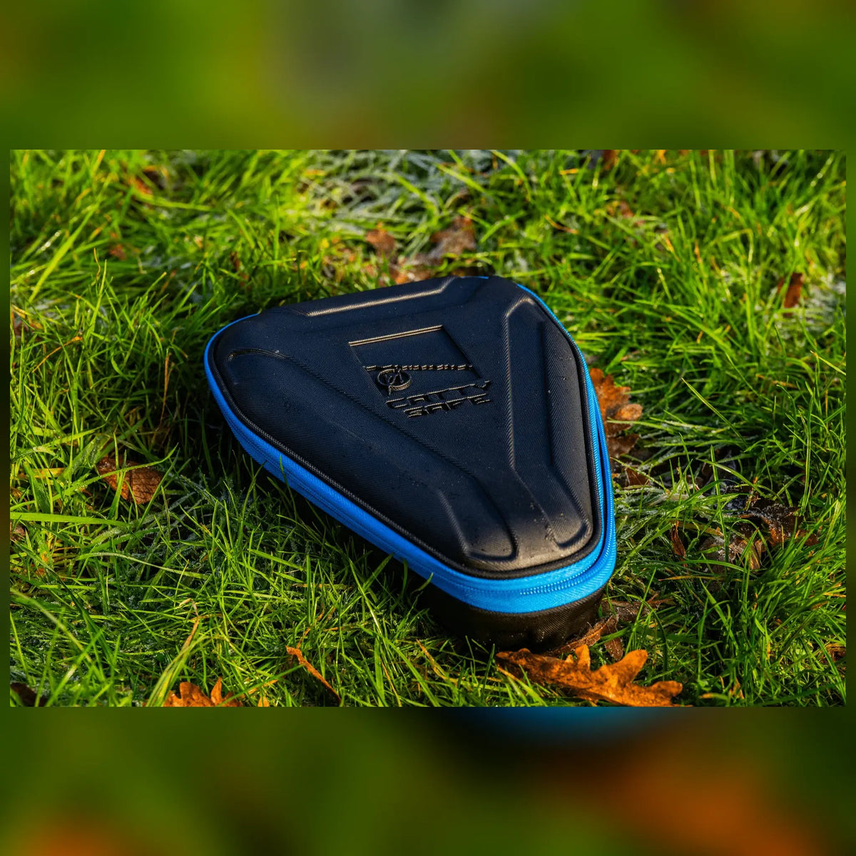 Preston Hardcase Catty Safe P0130125 – gesloten tas op gras, schuin aanzicht