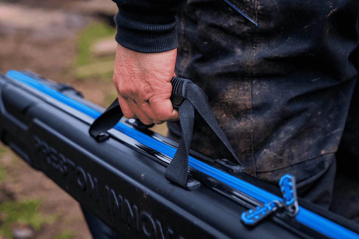 Preston Hardcase Compact Kit Safe – dragen aan de handgreep