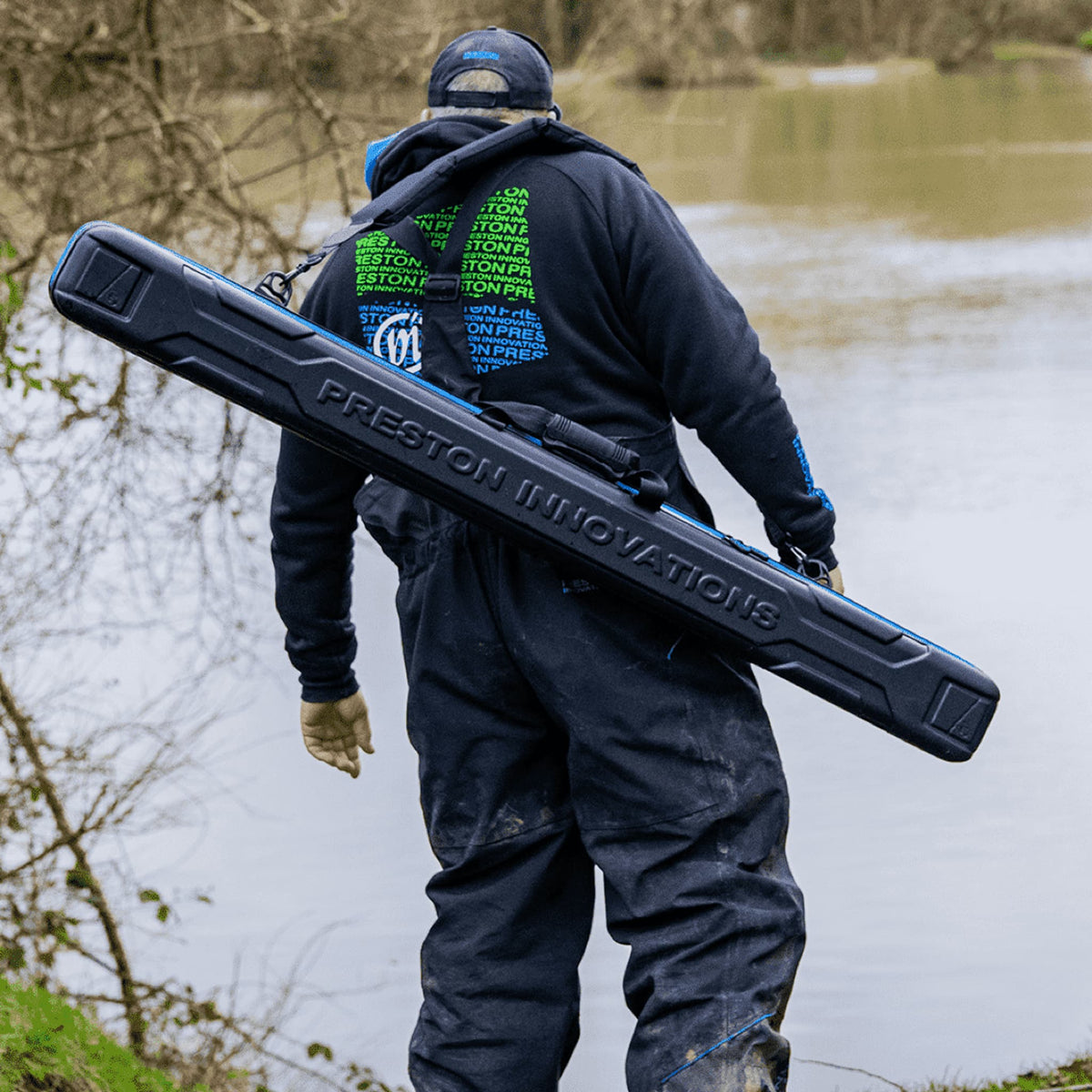 Preston Hardcase Compact Kit Safe – over de schouder gedragen aan het water
