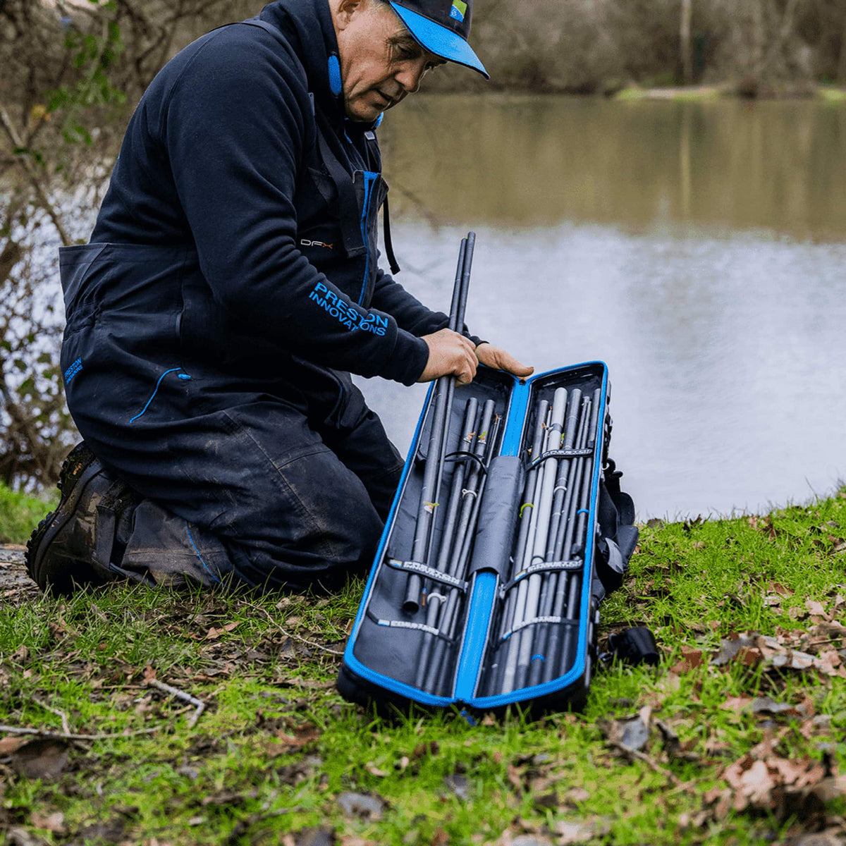 Preston Hardcase Compact Kit Safe – visser bij de geopende case aan het water