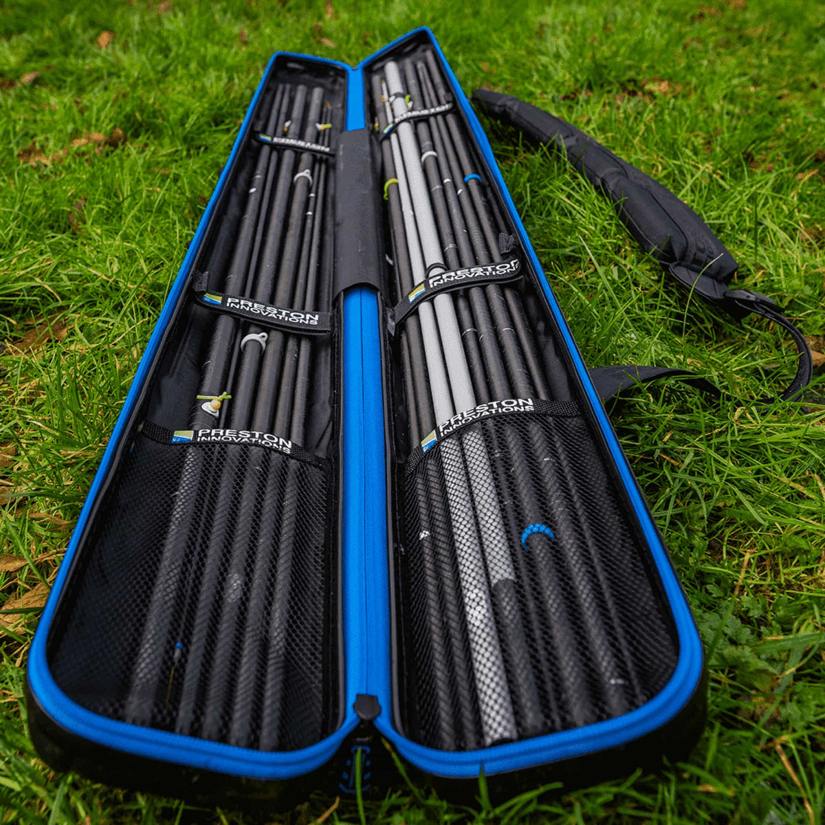 Preston Hardcase Compact Kit Safe – geopende case vanaf het uiteinde met topsets