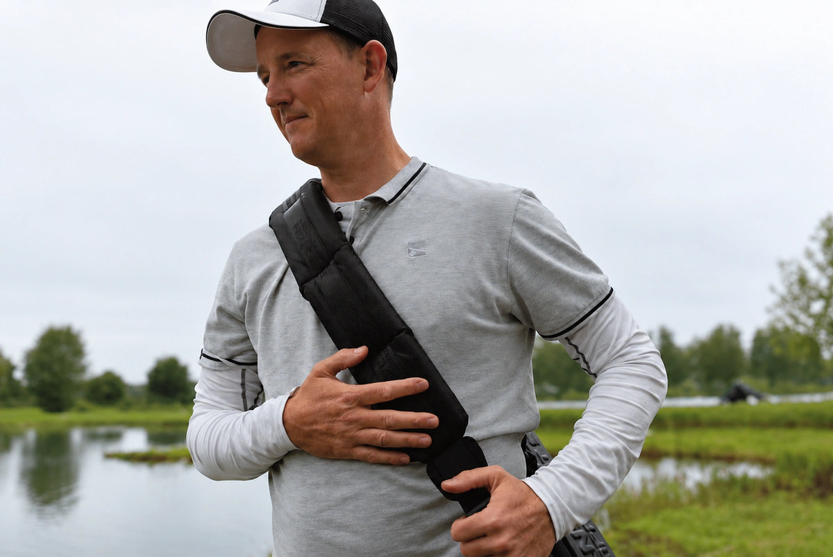 Preston Hardcase Compact Kit Safe – gevoerde schouderriem tijdens het dragen