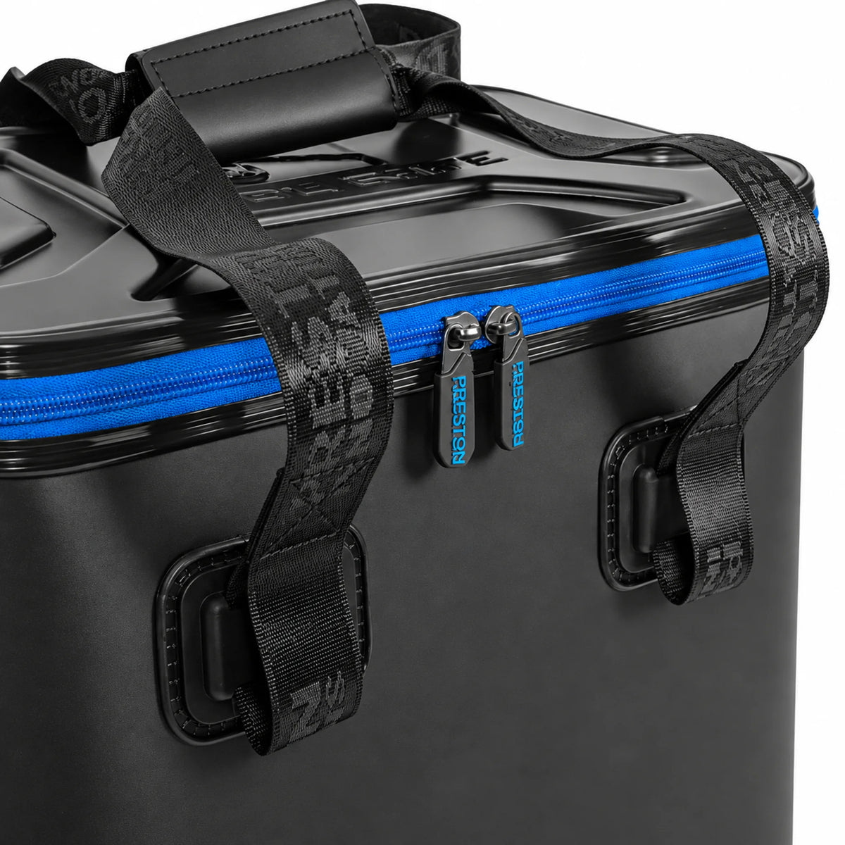 Preston Hardcase Cool Safe – detail van de gesloten deksel, draagriemen en blauwe rits