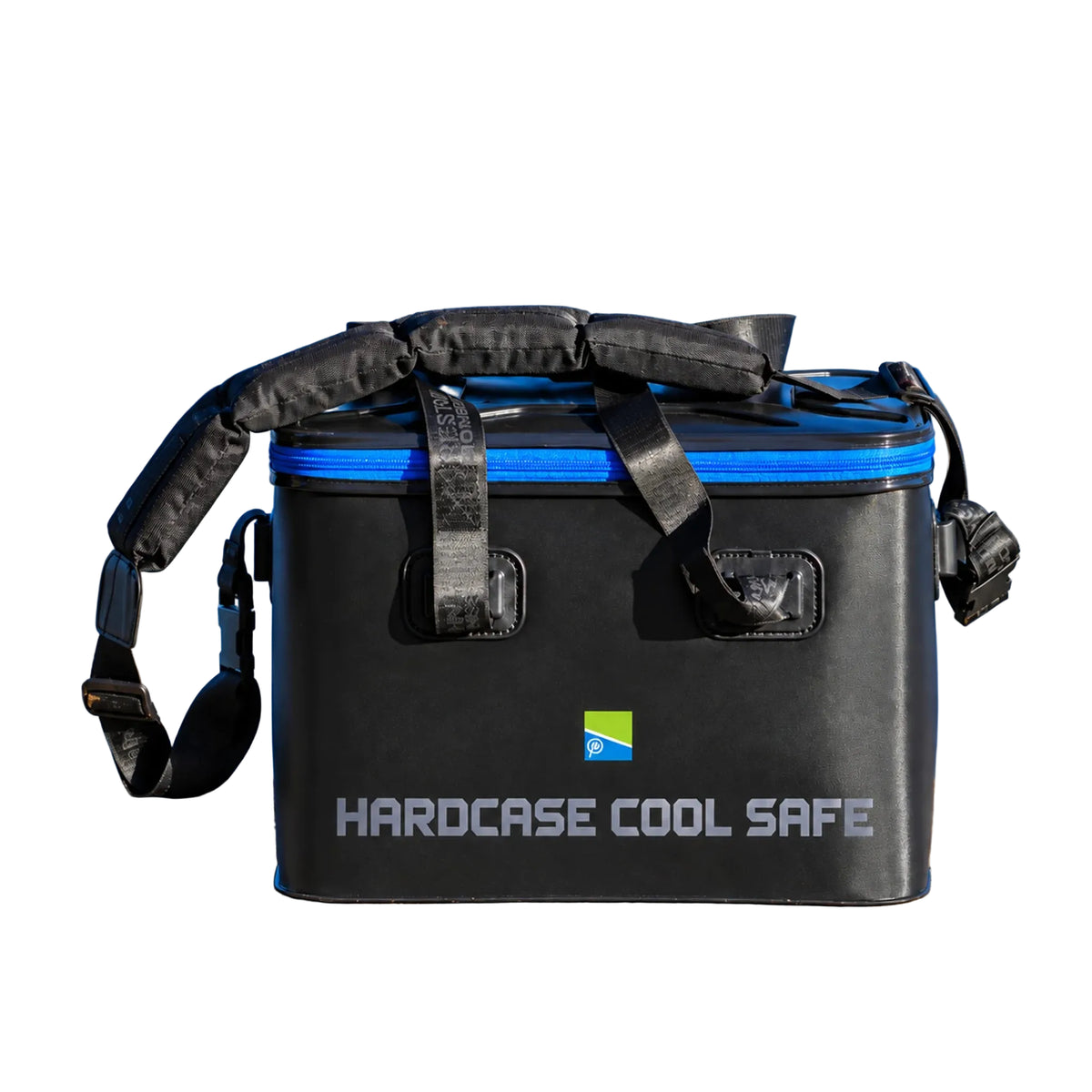 Preston Hardcase Cool Safe koeltas – volledige tas met blauwe rits aan het water