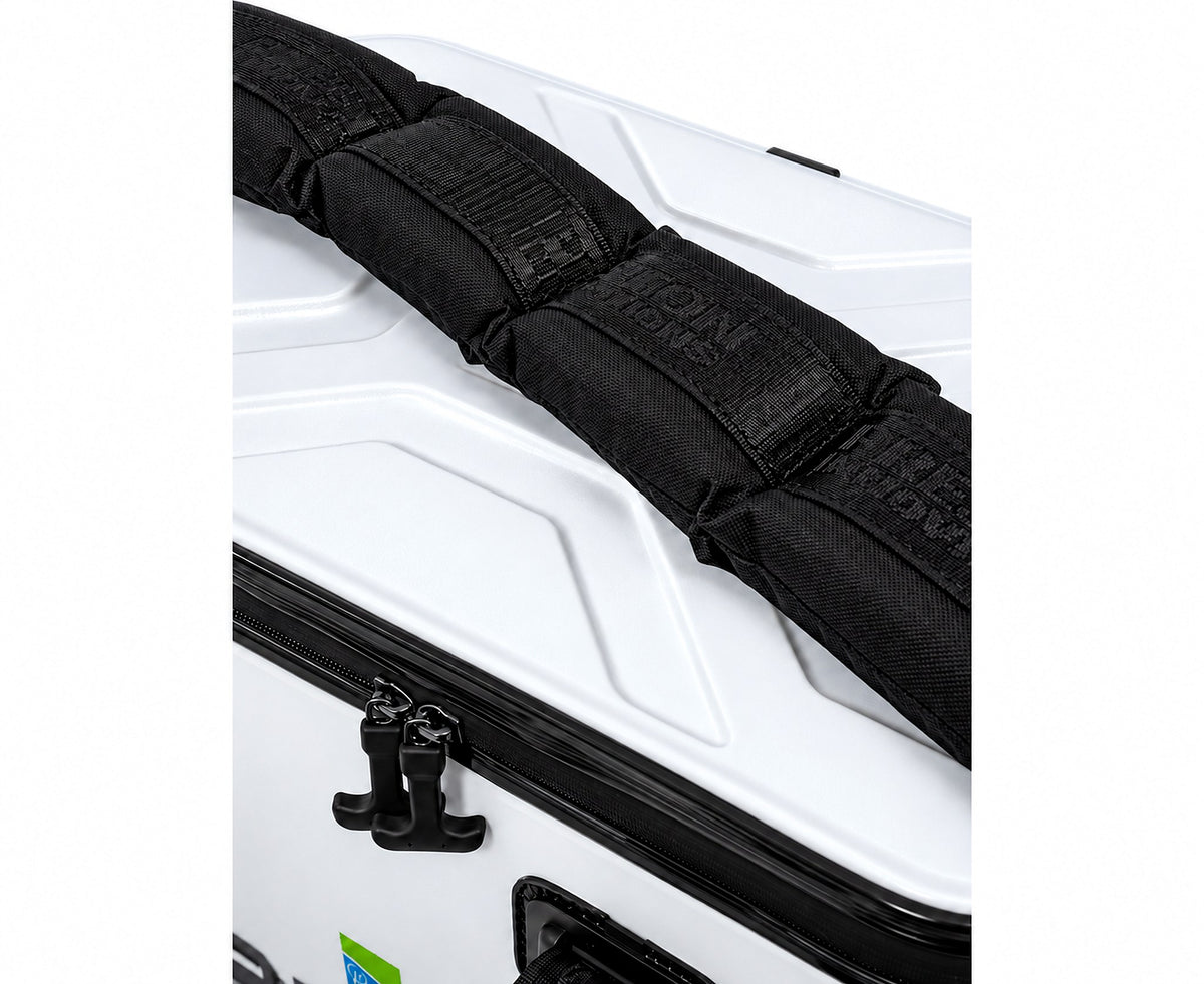 Preston Hardcase Cooler – detail van de gevoerde schouderriem en dubbele ritssluiting