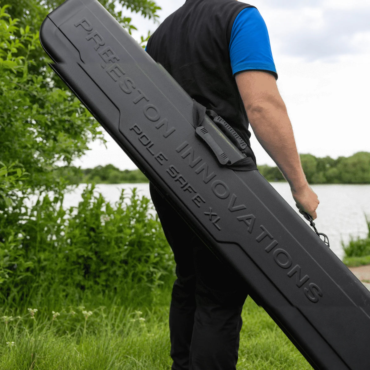 Preston Hardcase Pole Safe XL draaggreep en reliëflogo