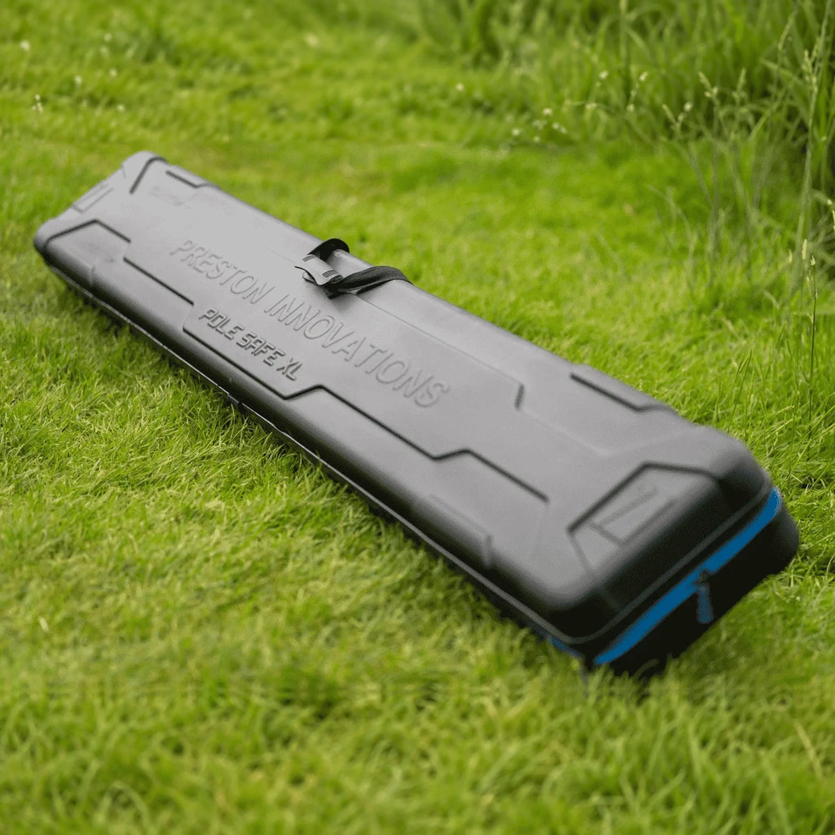 Preston Hardcase Pole Safe XL gesloten foedraal op gras