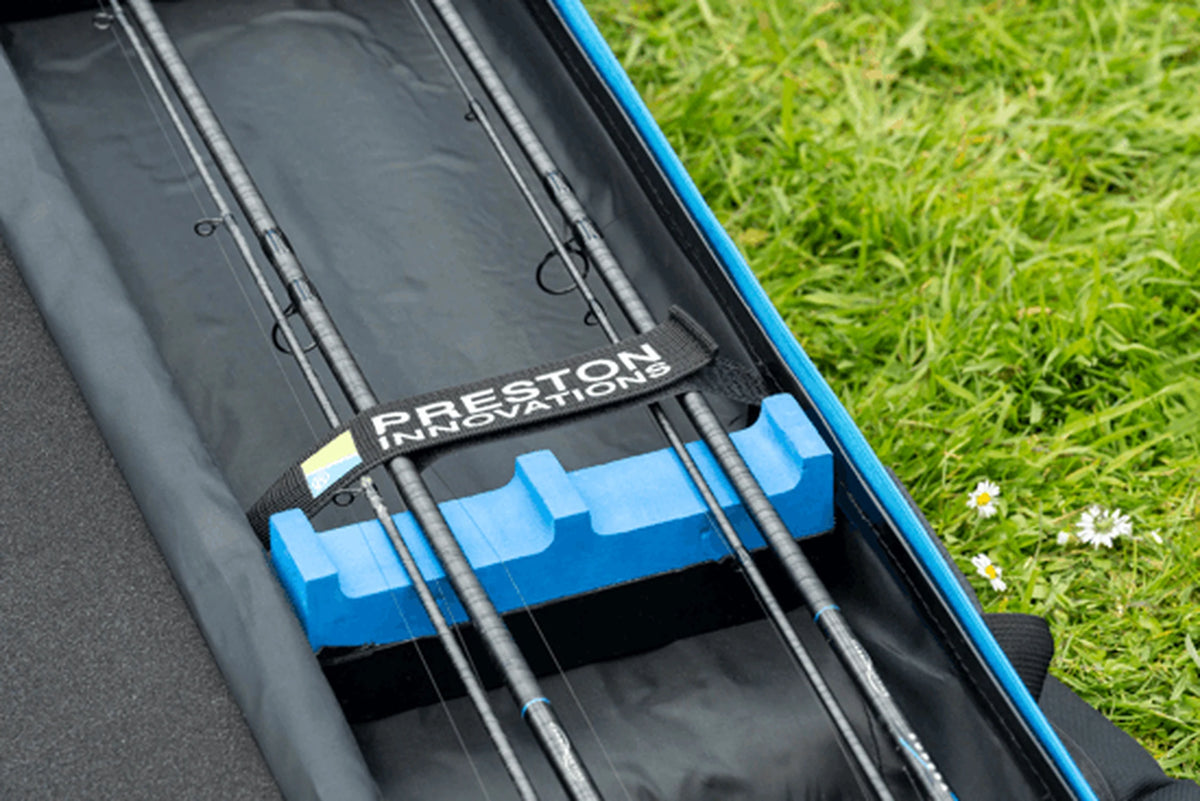 Blauwe hengelsteun met twee hengels en Preston Innovations-bevestigingsband in de Rod Safe Compact