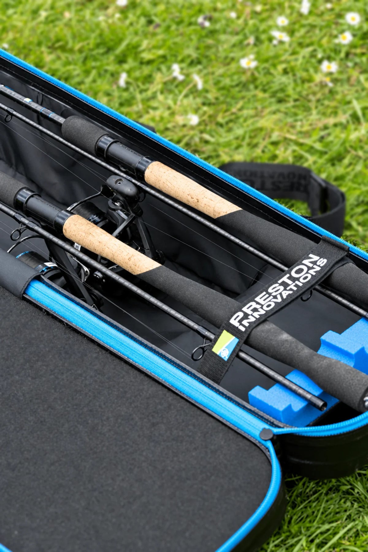 Hengels met kurkgrepen en molens vastgezet in de Preston Hardcase Rod Safe Compact