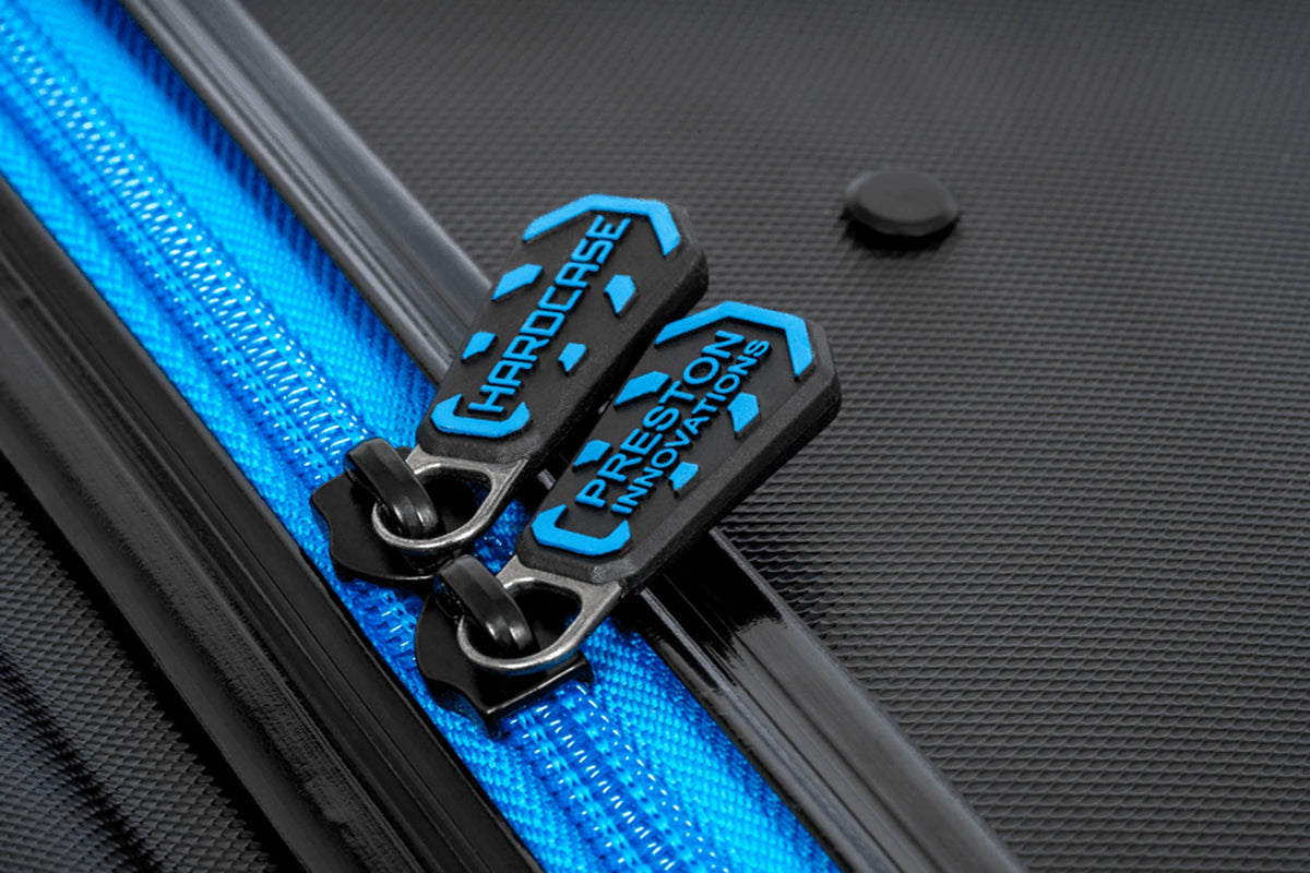 Preston Hardcase Rod Safe XL – detail van de blauwe ritssluiting en ritstrekkers
