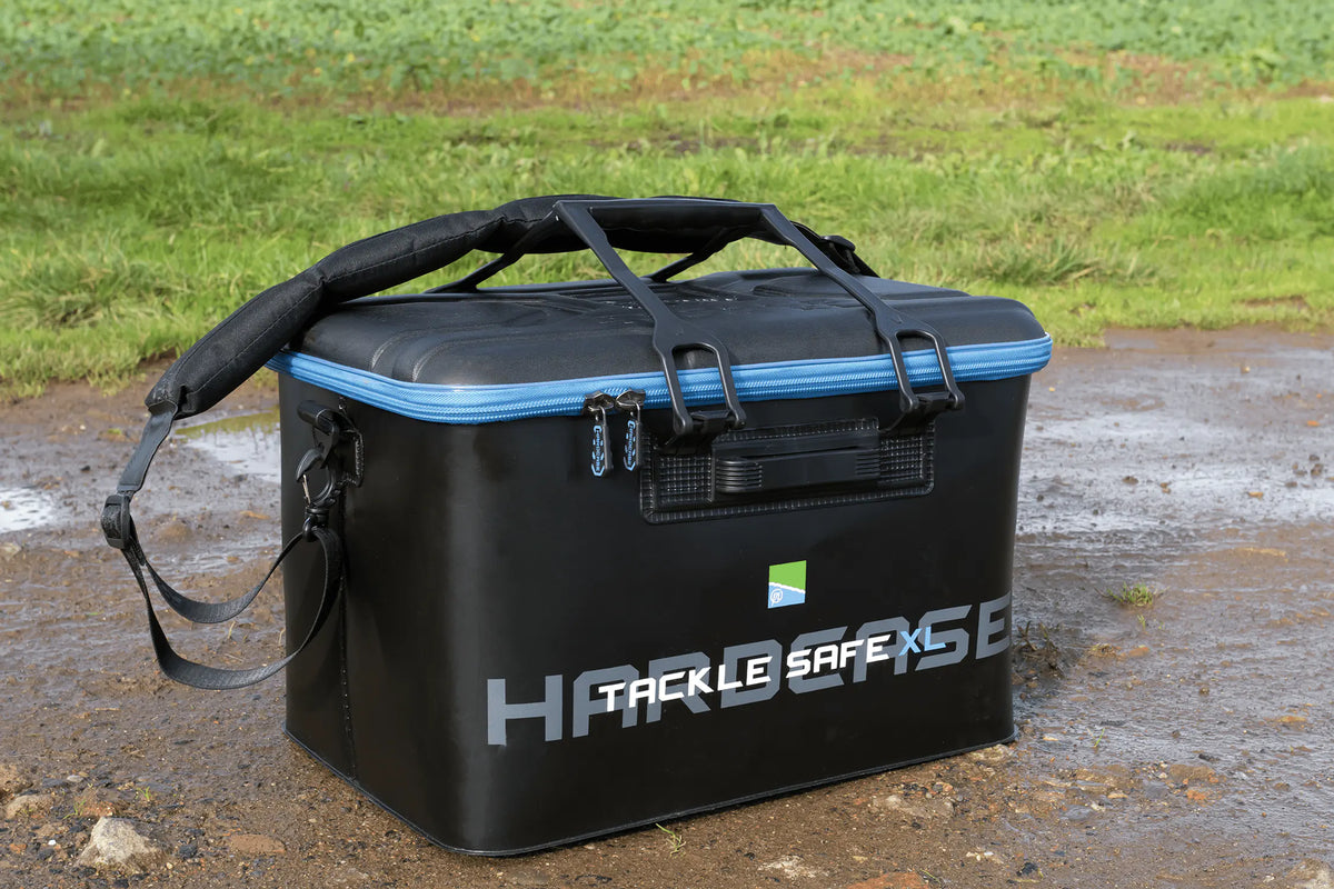 Preston Hardcase Tackle Safe XL met schouderriem en draaggrepen aan de waterkant