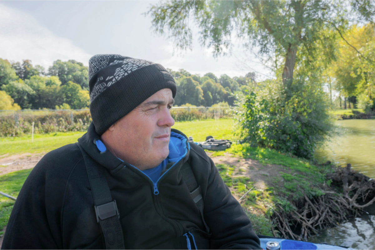Preston Hex Beanie gedragen door een visser aan de waterkant