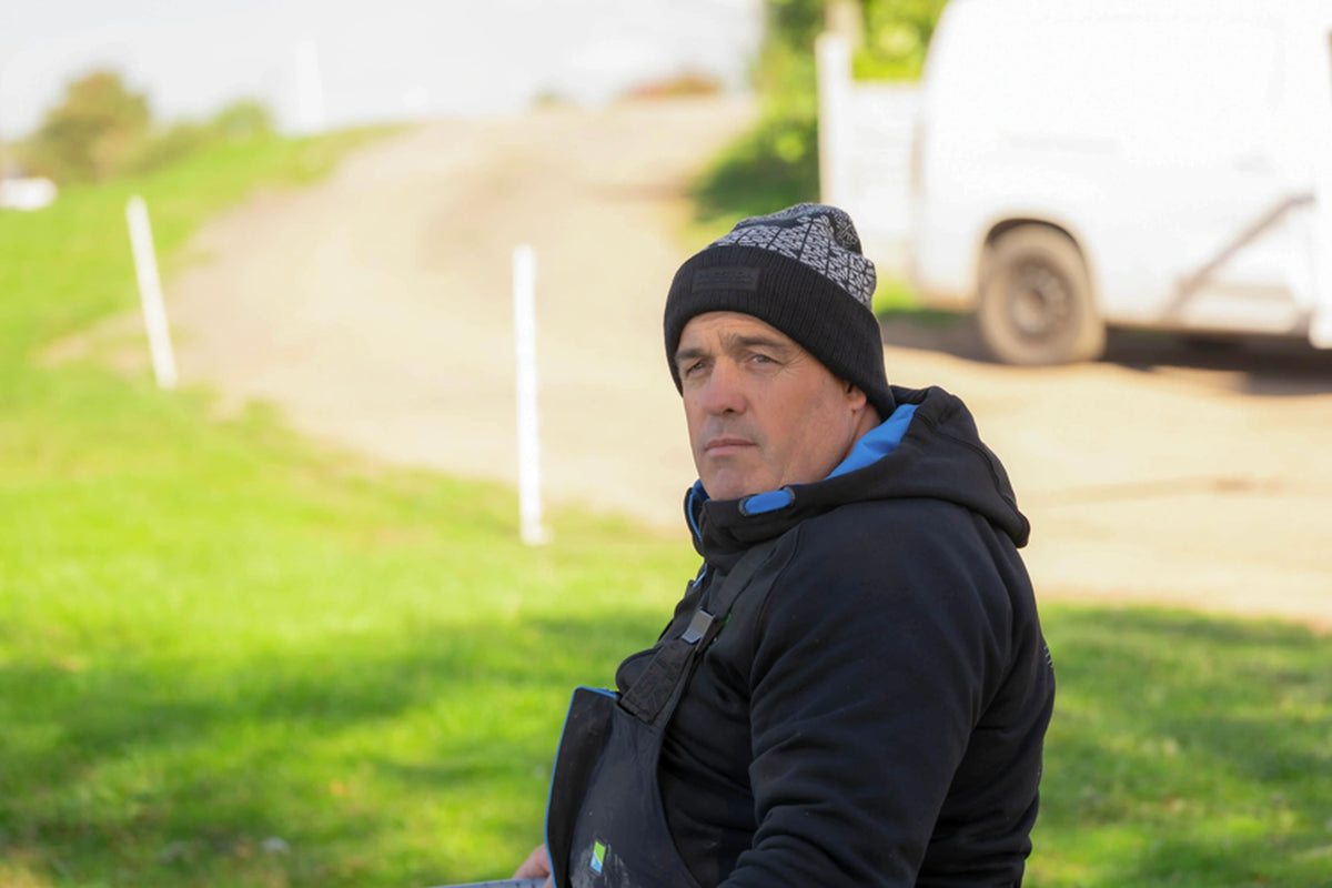 Preston Hex Beanie gedragen door een visser, zijaanzicht in de buitenlucht