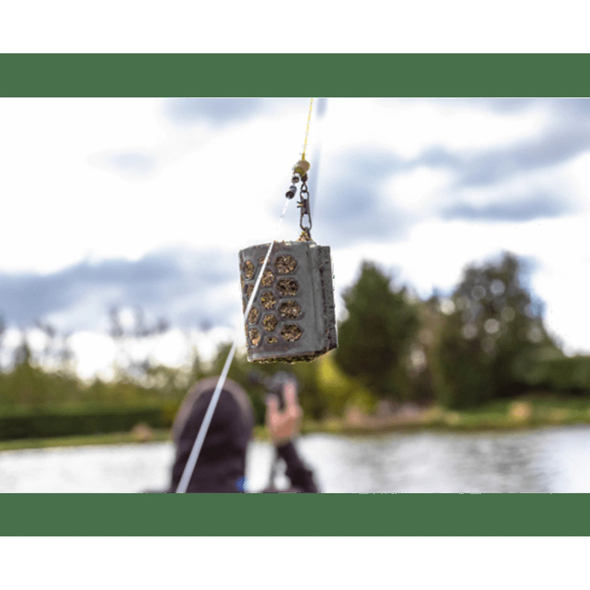 Preston Hexmesh Plastic Cage Feeder tijdens het werpen
