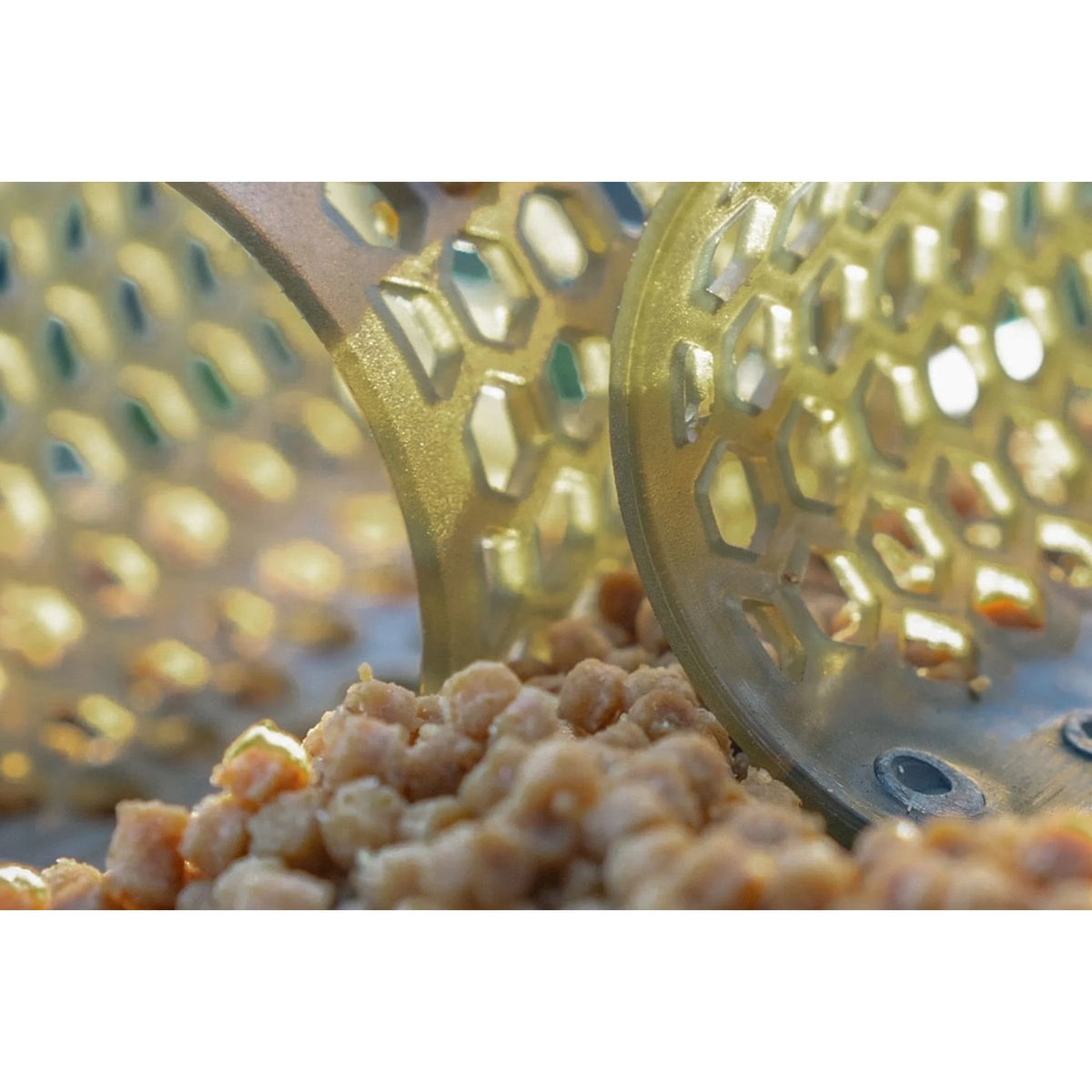 Detail van Preston ICS Bait Up Feeders gevuld met aas