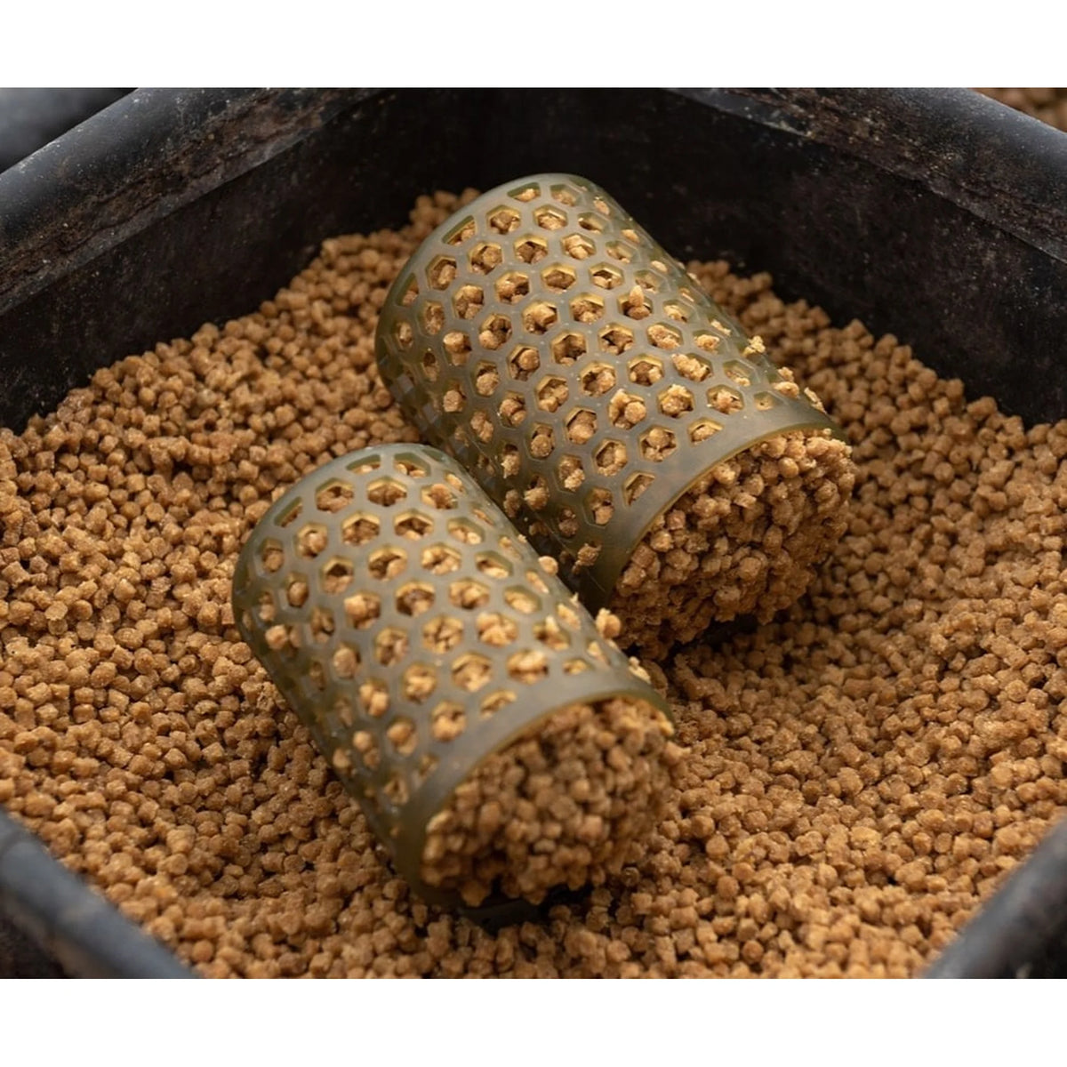 Twee gevulde Preston ICS Bait Up Feeders op pellets