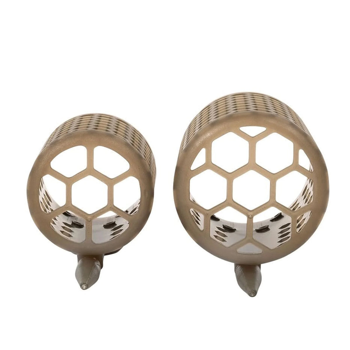 Onderzijde van twee Preston ICS Bait Up Feeders in verschillende maten