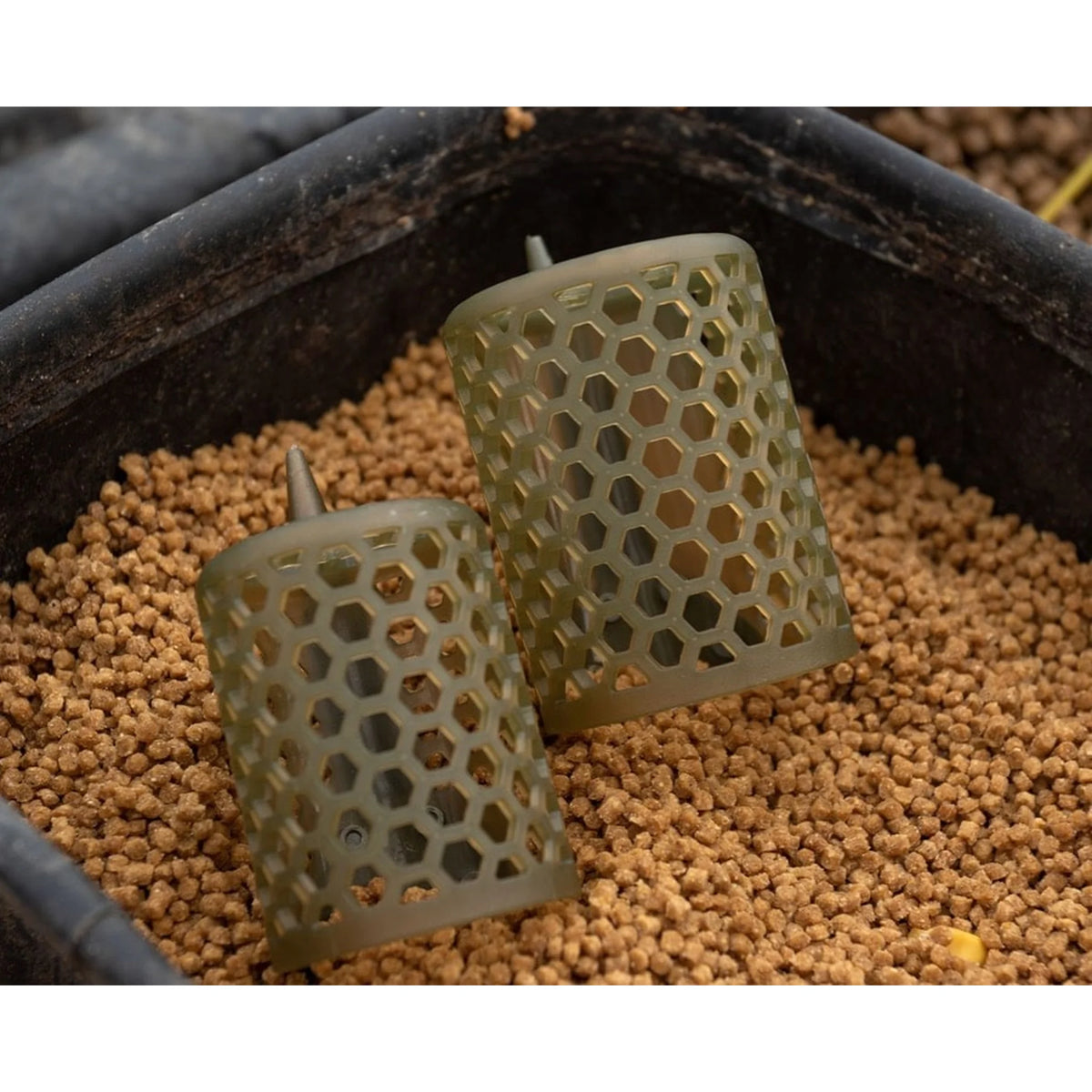Twee Preston ICS Bait Up Feeders tussen pellets