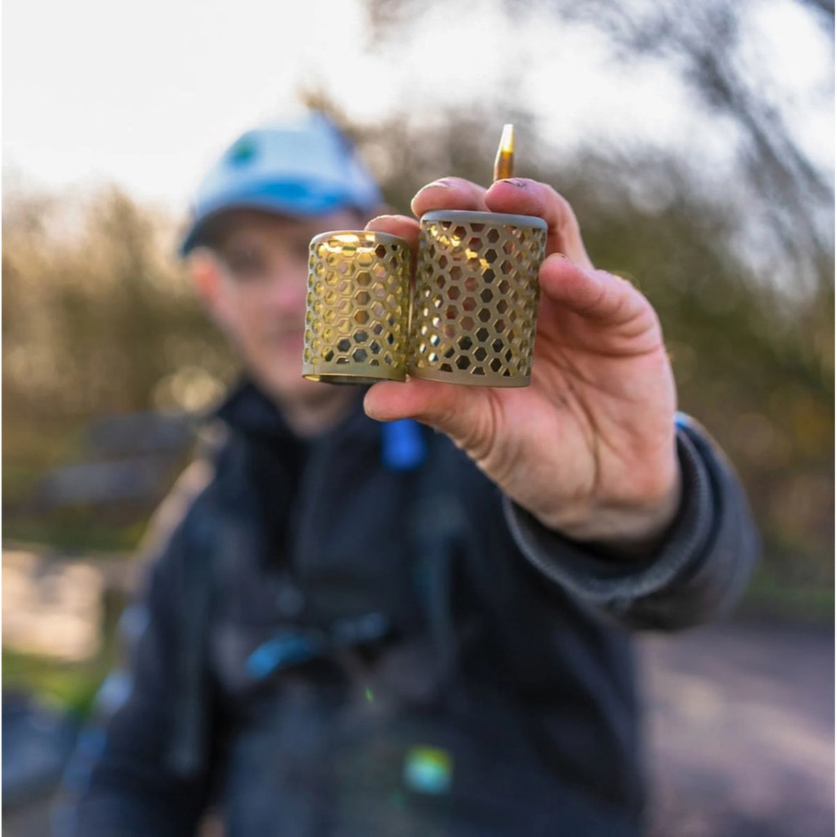 Visser toont twee maten Preston ICS Bait Up Feeders